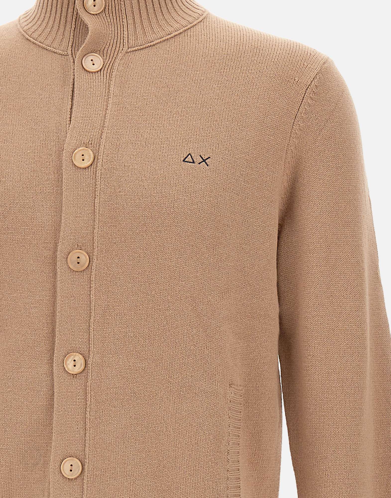 Cardigan Beige con Collo Alto e Chiusura a Bottoni 