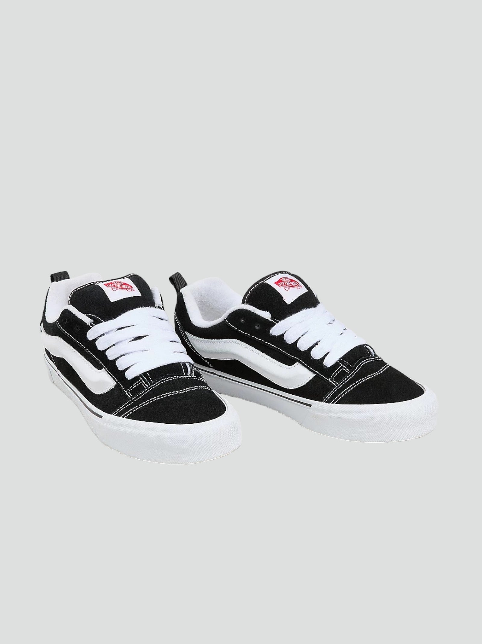 Sneakers "Knu Skool" Nere e Bianche in Camoscio con Sidestripe 3D 