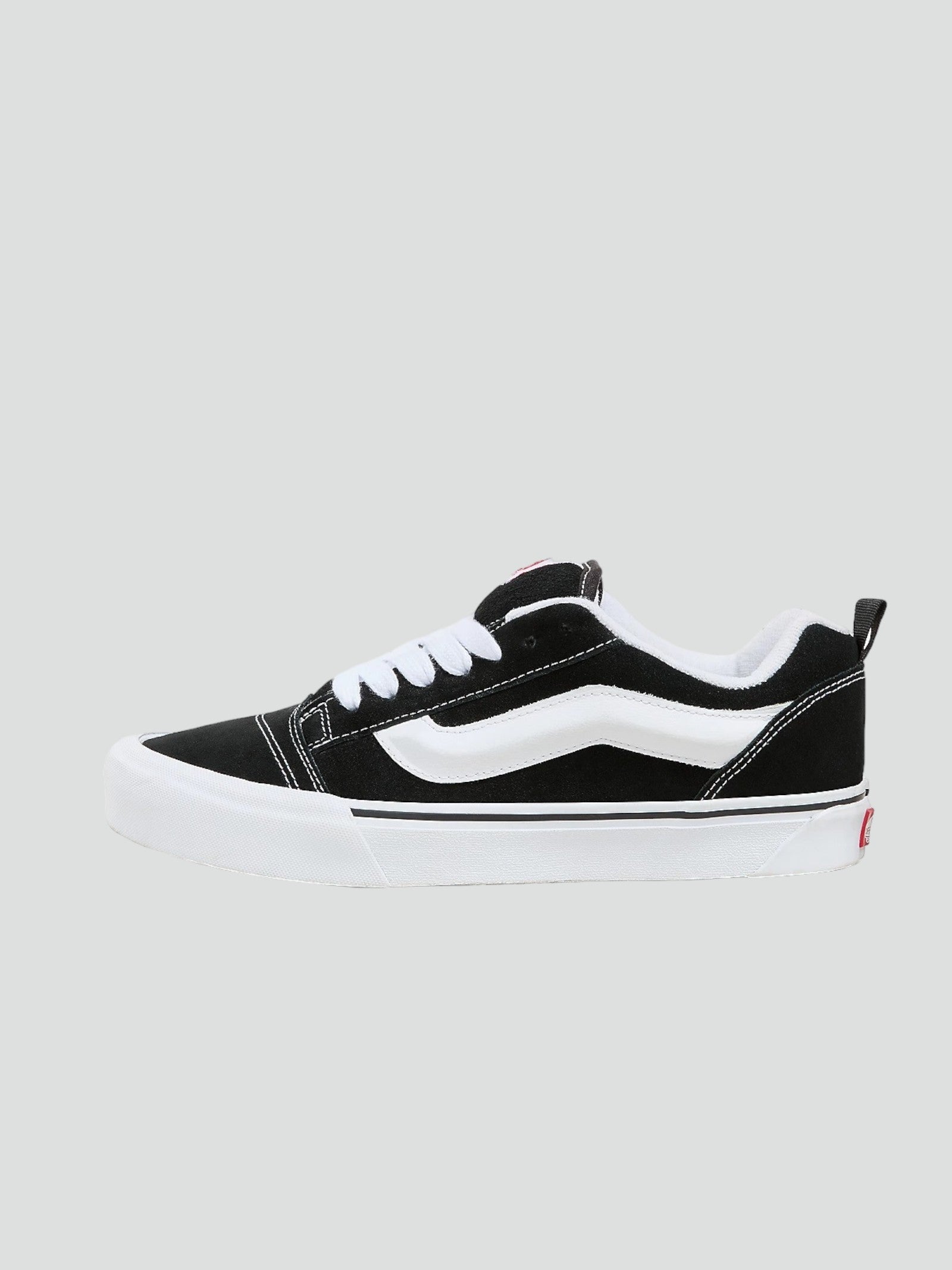 Sneakers "Knu Skool" Nere e Bianche in Camoscio con Sidestripe 3D 