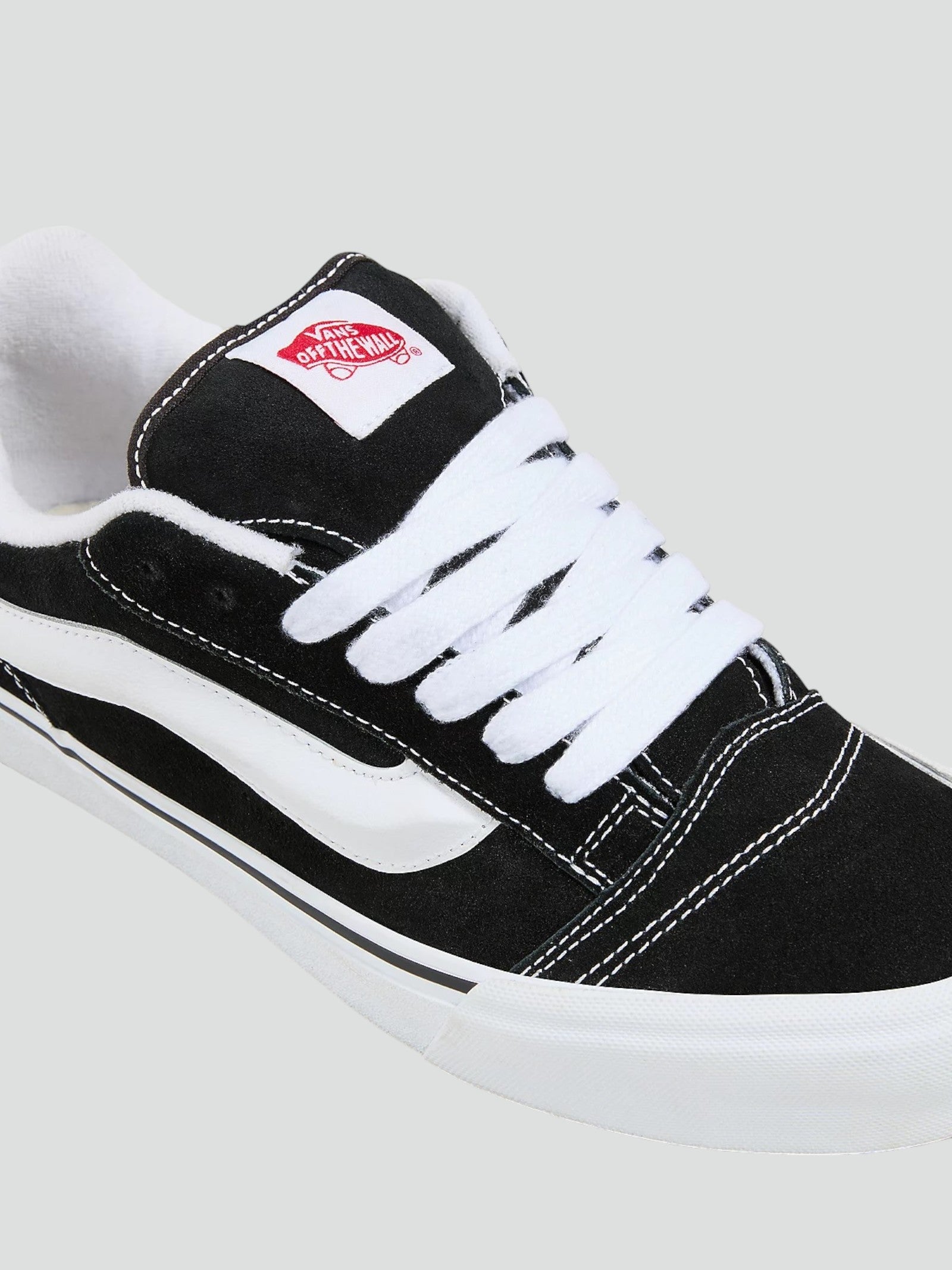 Sneakers "Knu Skool" Nere e Bianche in Camoscio con Sidestripe 3D 
