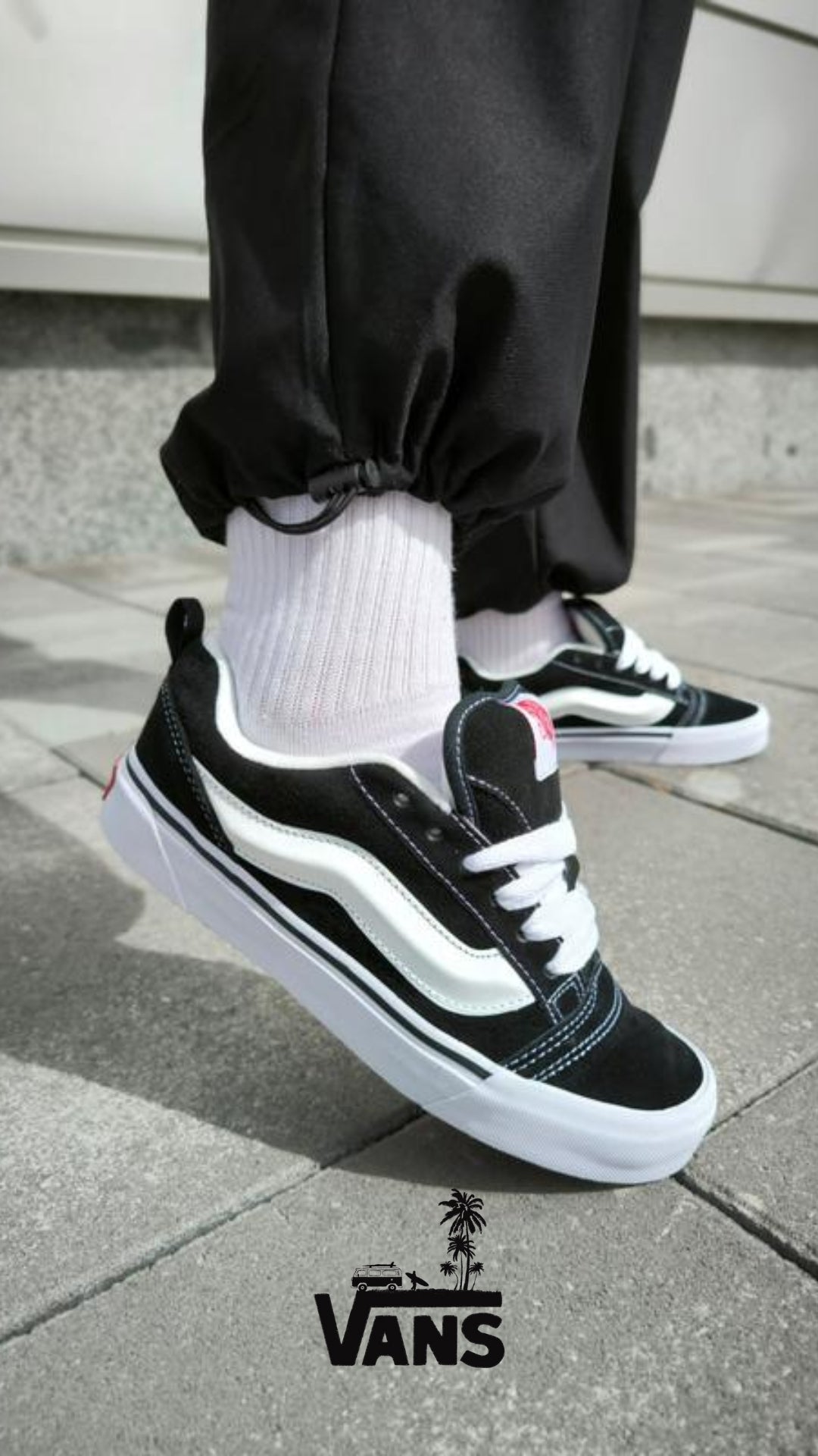 Sneakers "Knu Skool" Nere e Bianche in Camoscio con Sidestripe 3D 