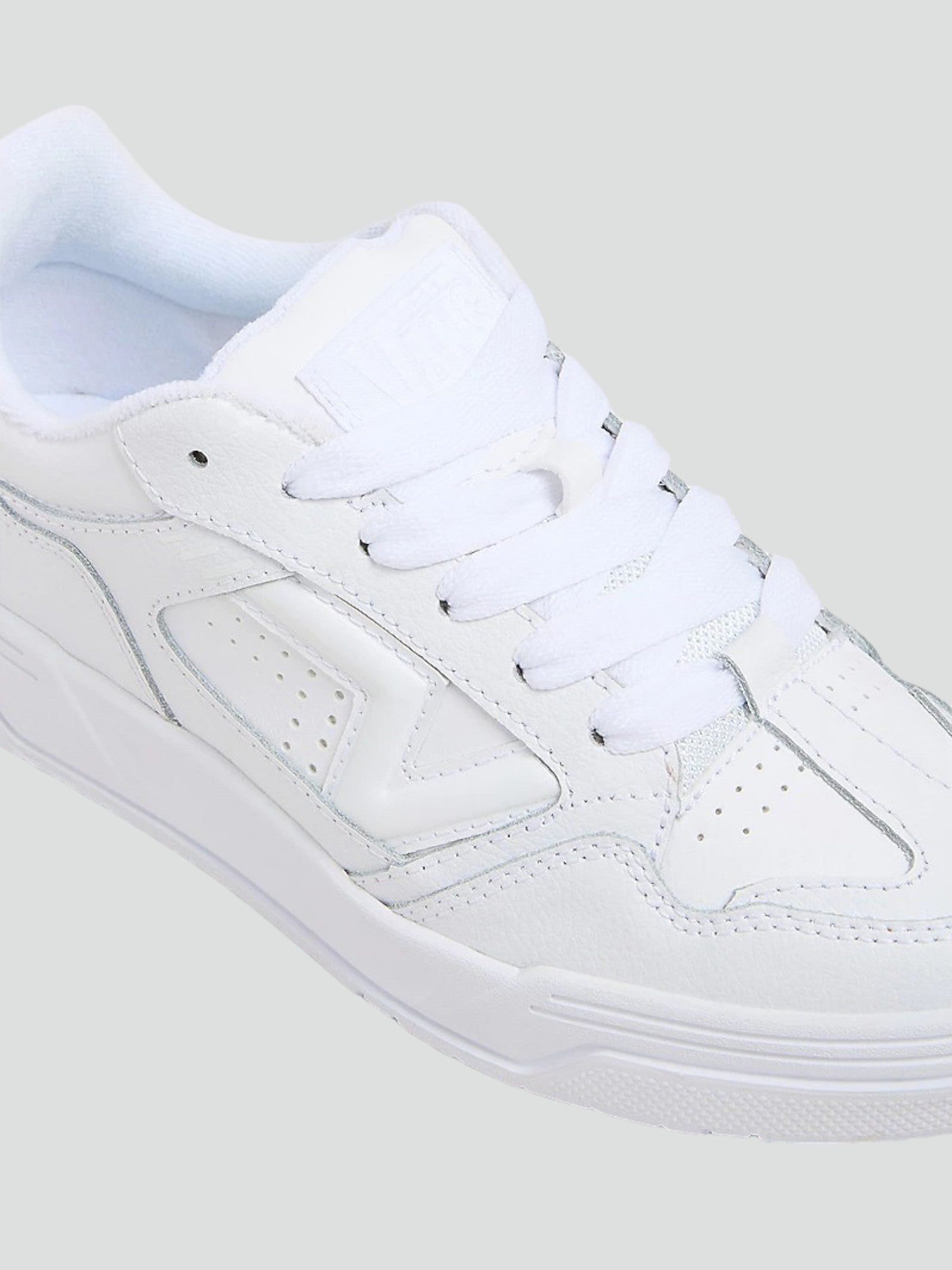 Sneakers "Upland" Bianche con Logo Flying V e Suola Spessa 