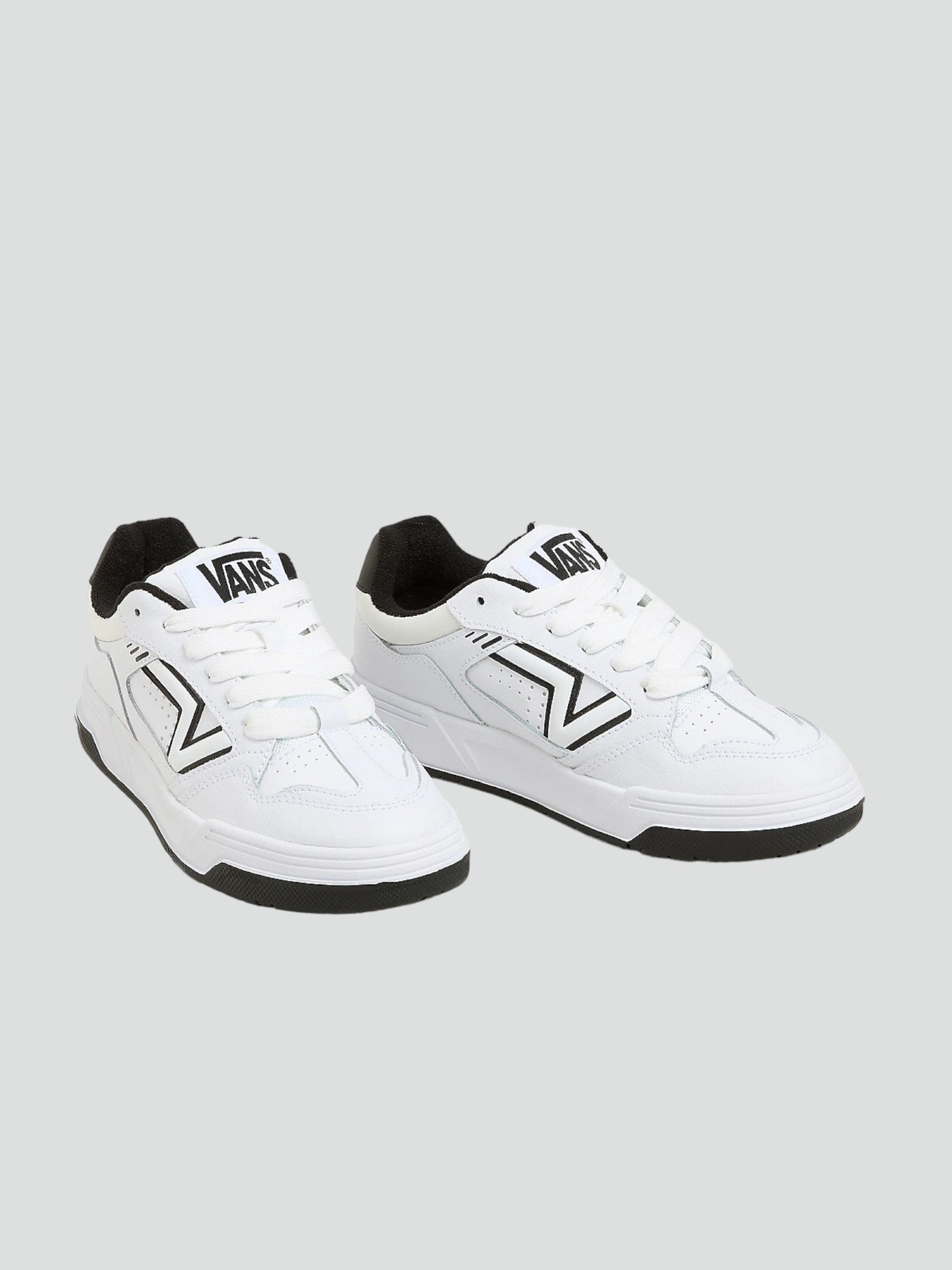 Sneakers "Upland" Bianche e Nere con Logo Flying V e Suola Spessa 