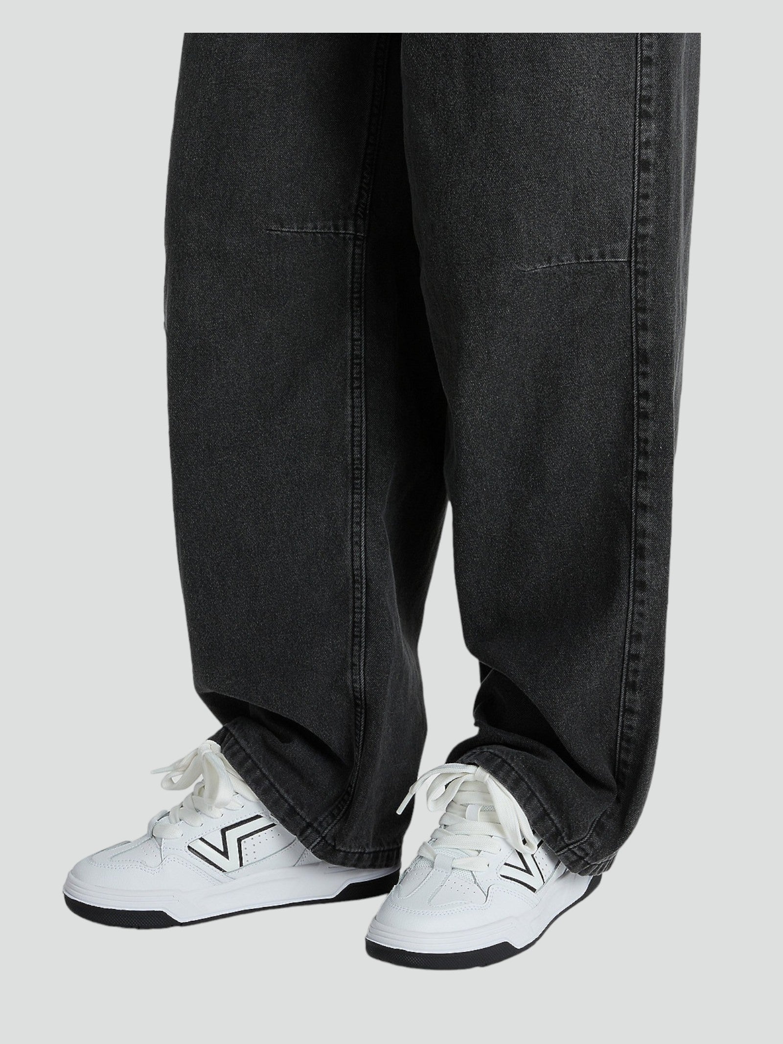Sneakers "Upland" Bianche e Nere con Logo Flying V e Suola Spessa 