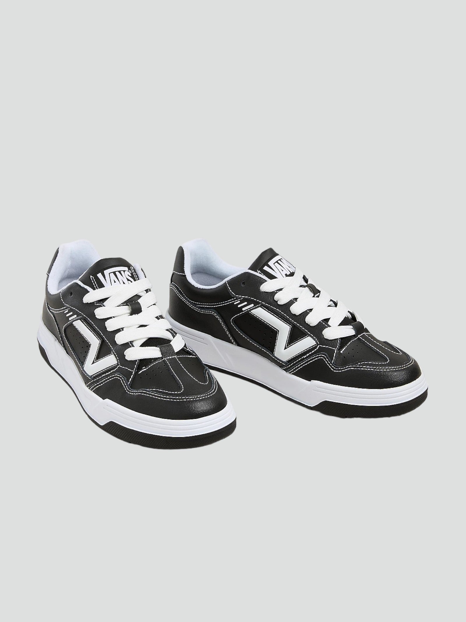 Sneakers "Upland" Nere con Logo Flying V e Suola Spessa 