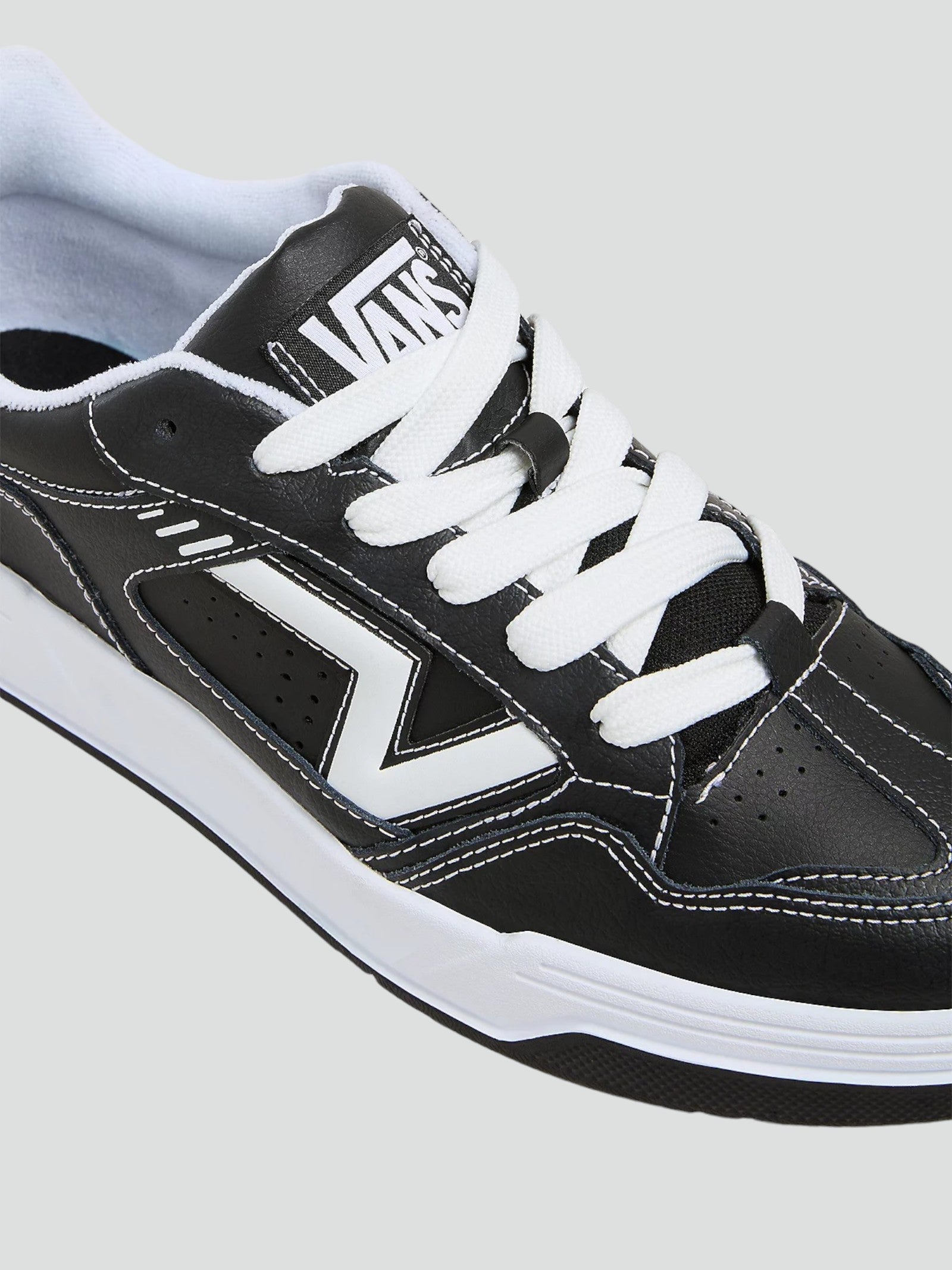 Sneakers "Upland" Nere con Logo Flying V e Suola Spessa 