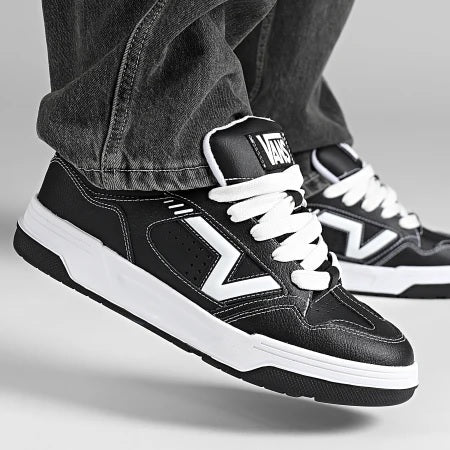Sneakers "Upland" Nere con Logo Flying V e Suola Spessa 