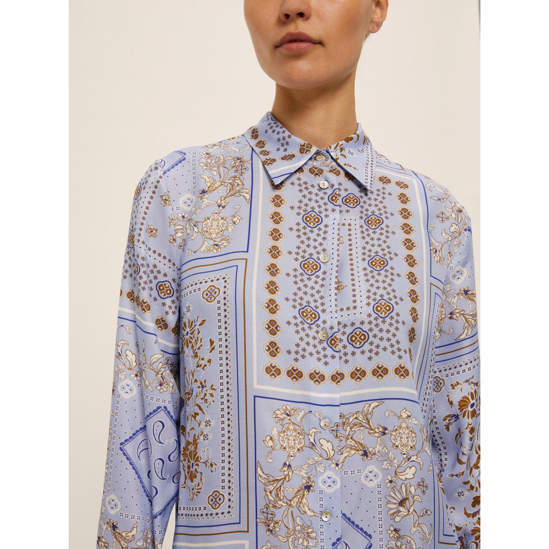Camicia azzurra in twill di viscosa stampata bandana "Brunico" 