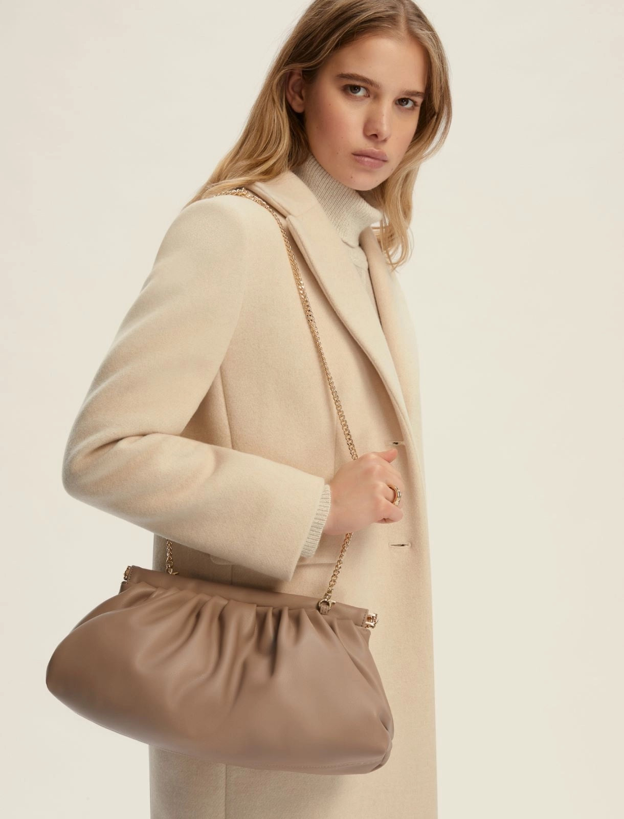 Pouch Morbida "Gloria" Beige con Tracolla in Catena Dorata 