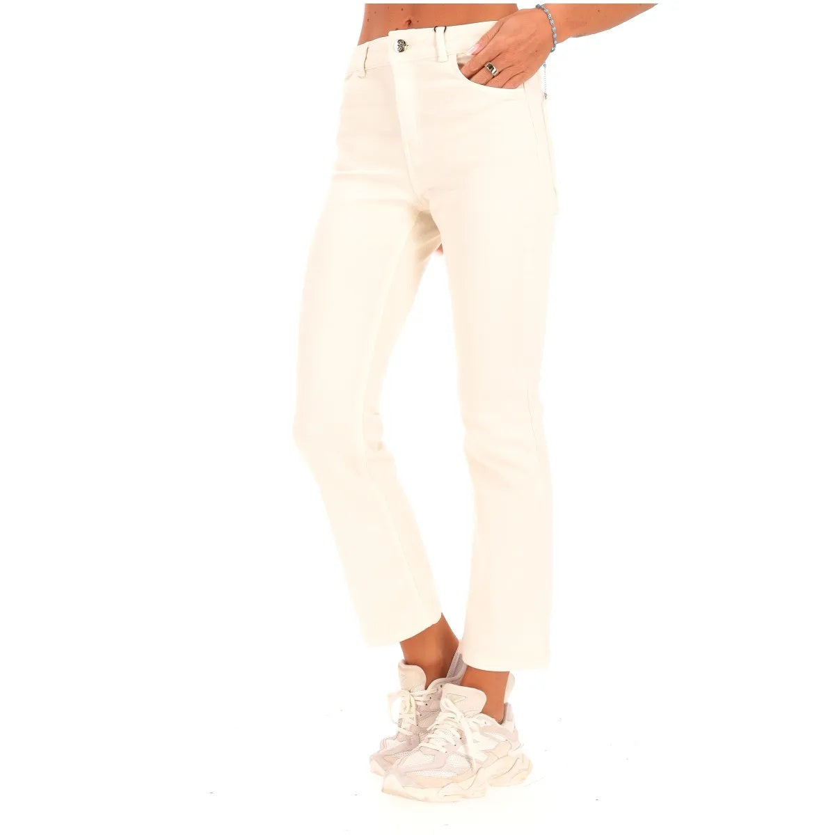 Pantalone "Mode" bianco burro in gabardina stretch con linea flare 