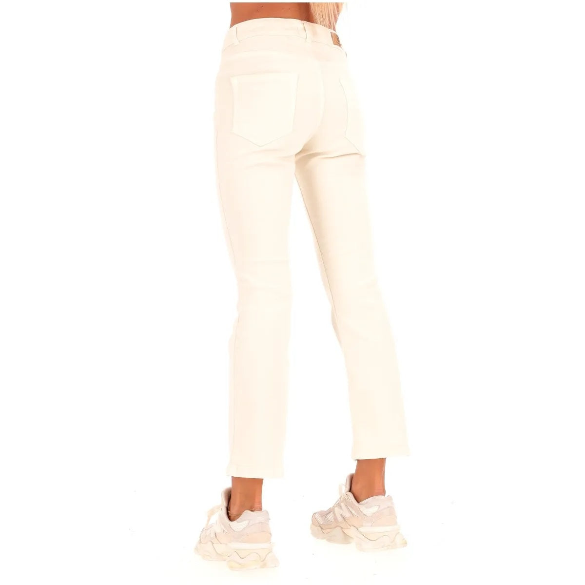 Pantalone "Mode" bianco burro in gabardina stretch con linea flare 