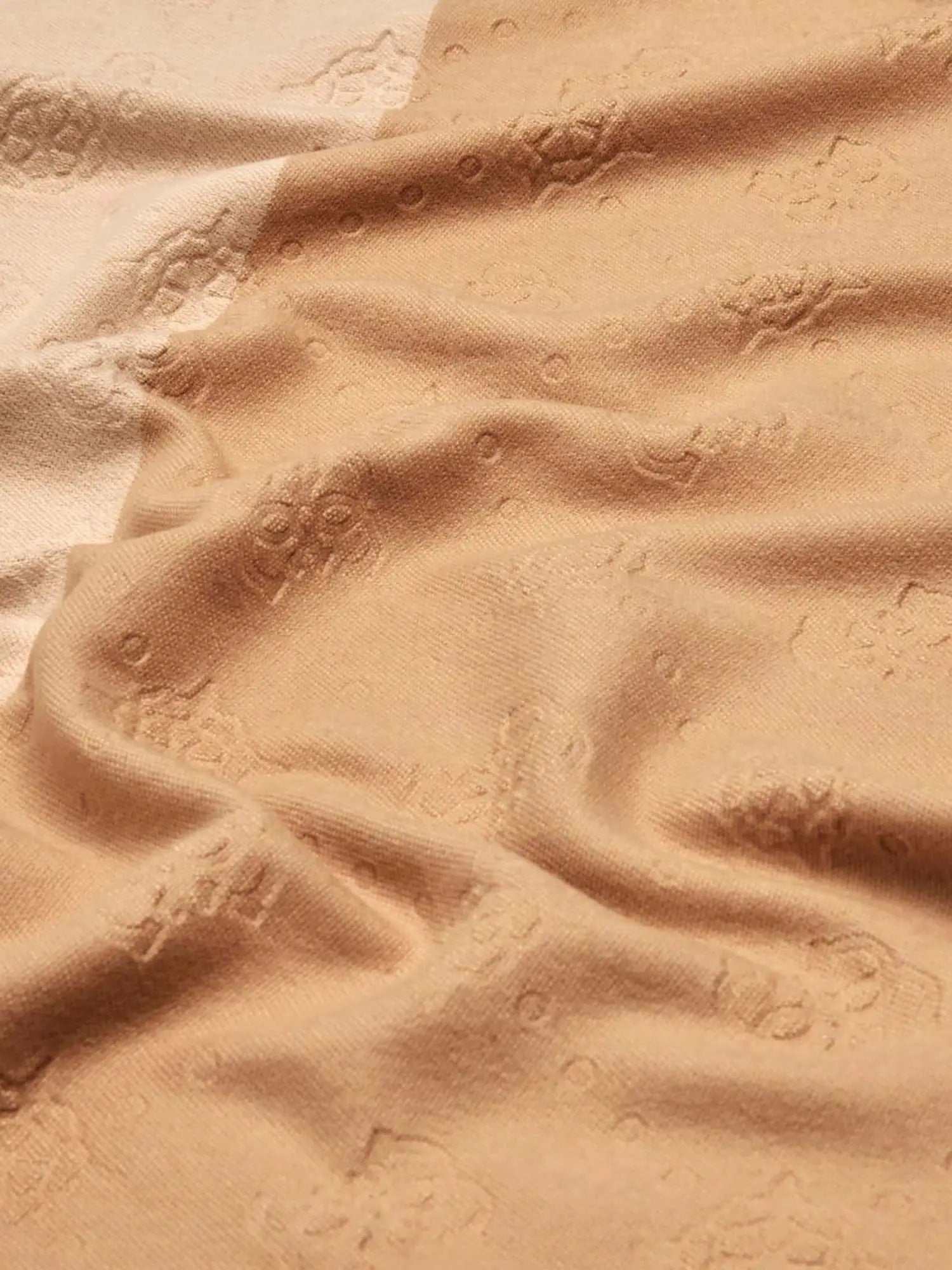 Sciarpa Donna Beige con Frange in Tessuto Morbido 