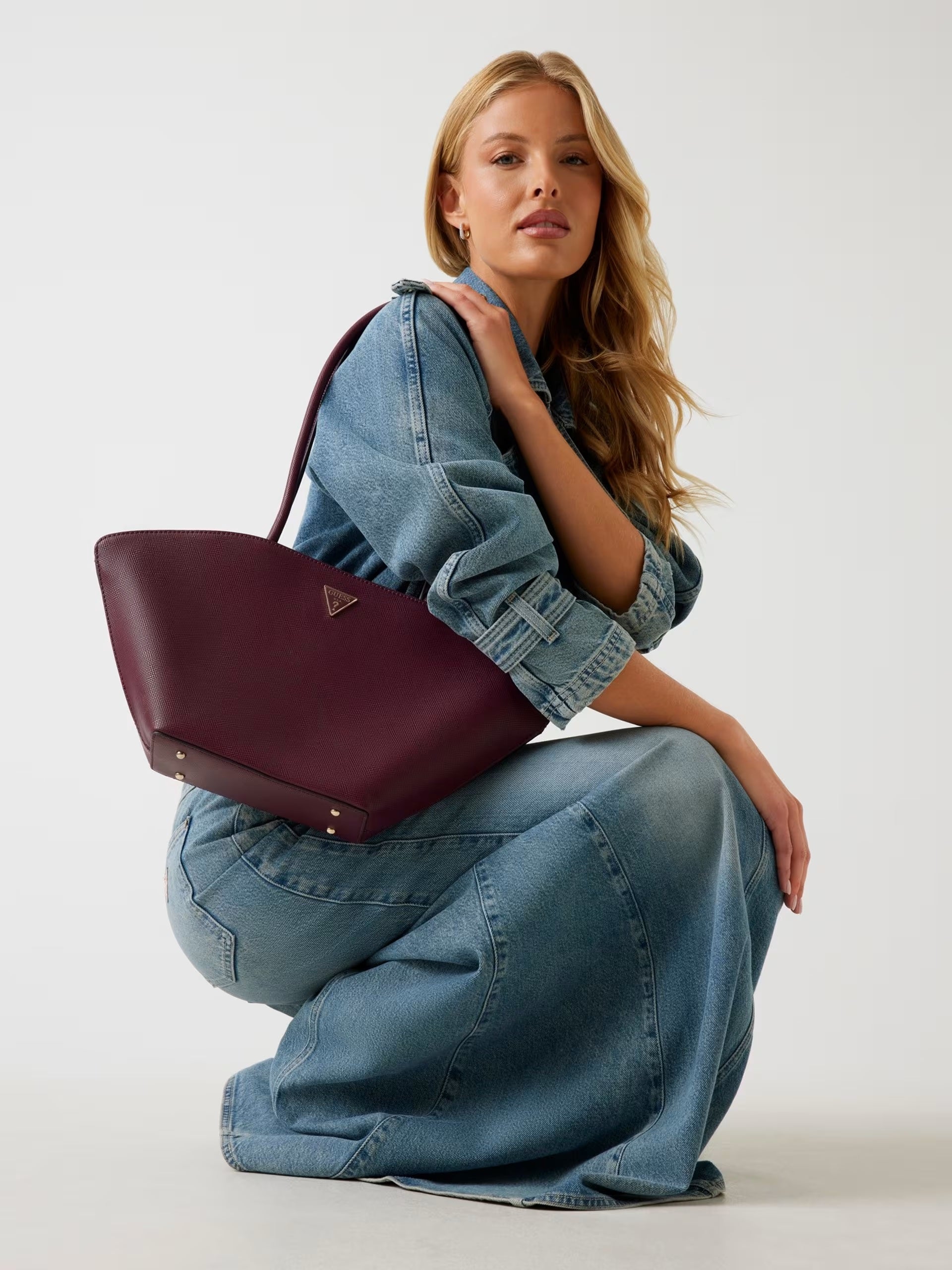 Borsa a spalla color vino "Bolena" con Charm Cuore e Logo 