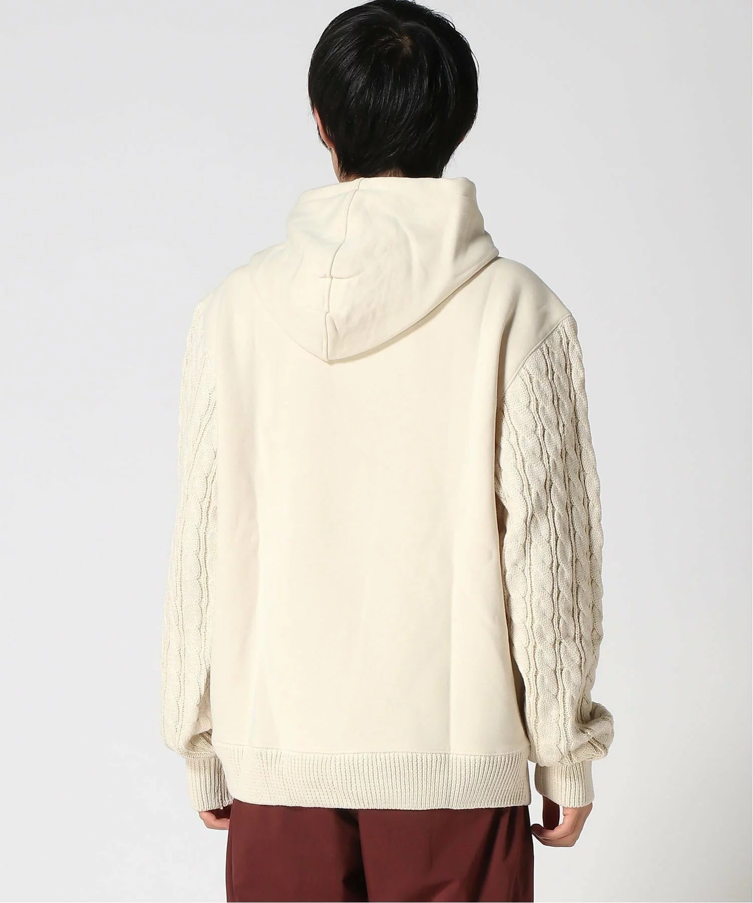 Felpa Guess "Contrast Sleeves Hoodie" Beige con Cappuccio 