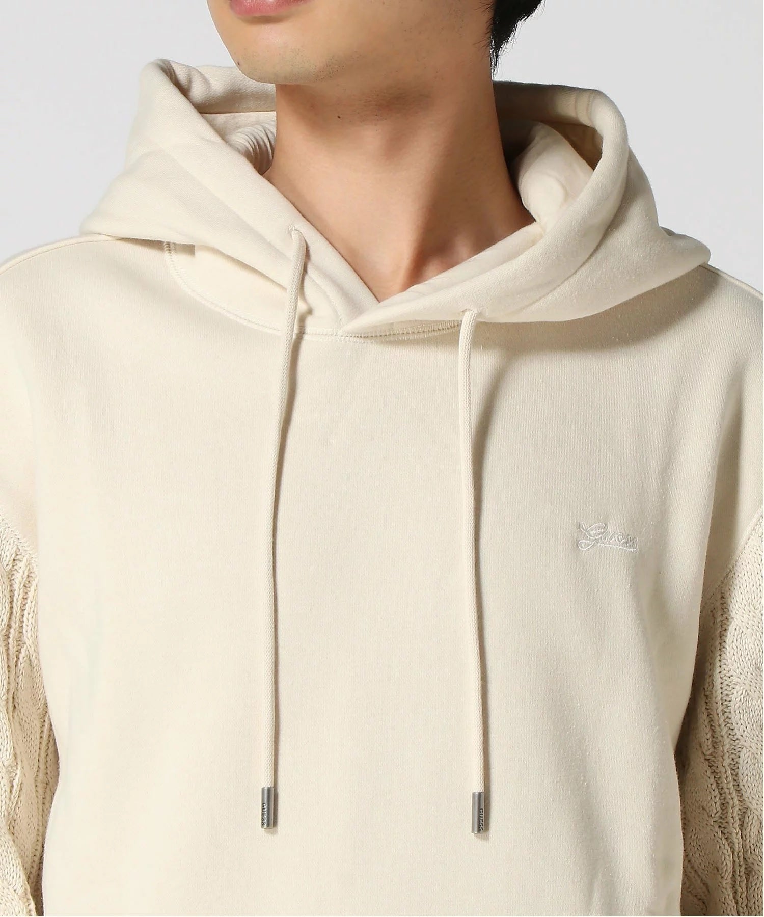 Felpa Guess "Contrast Sleeves Hoodie" Beige con Cappuccio 