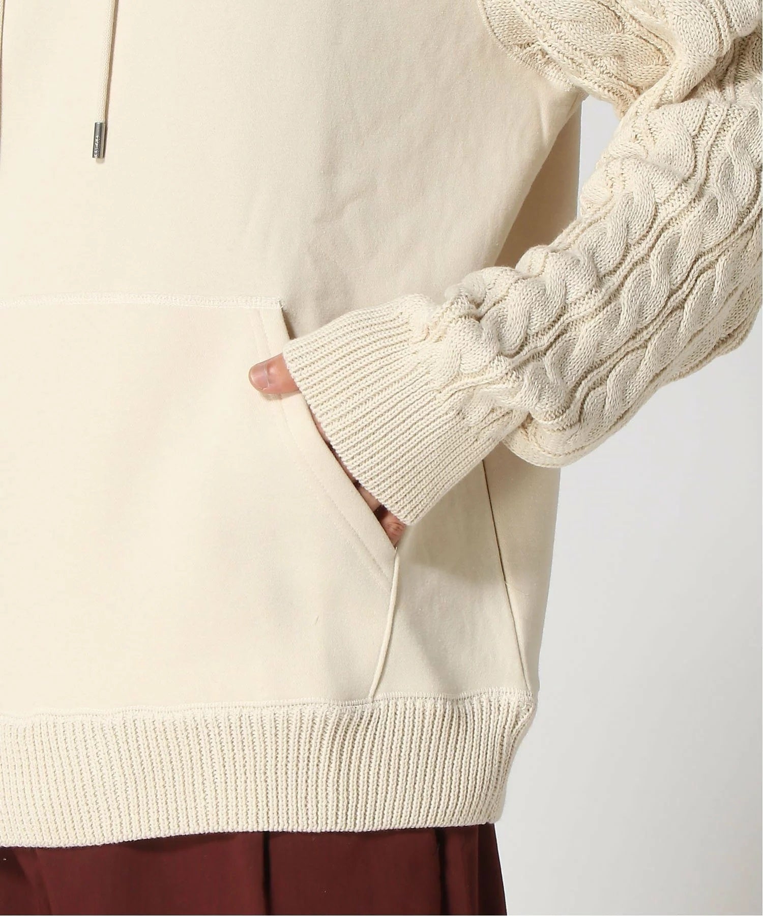 Felpa Guess "Contrast Sleeves Hoodie" Beige con Cappuccio 