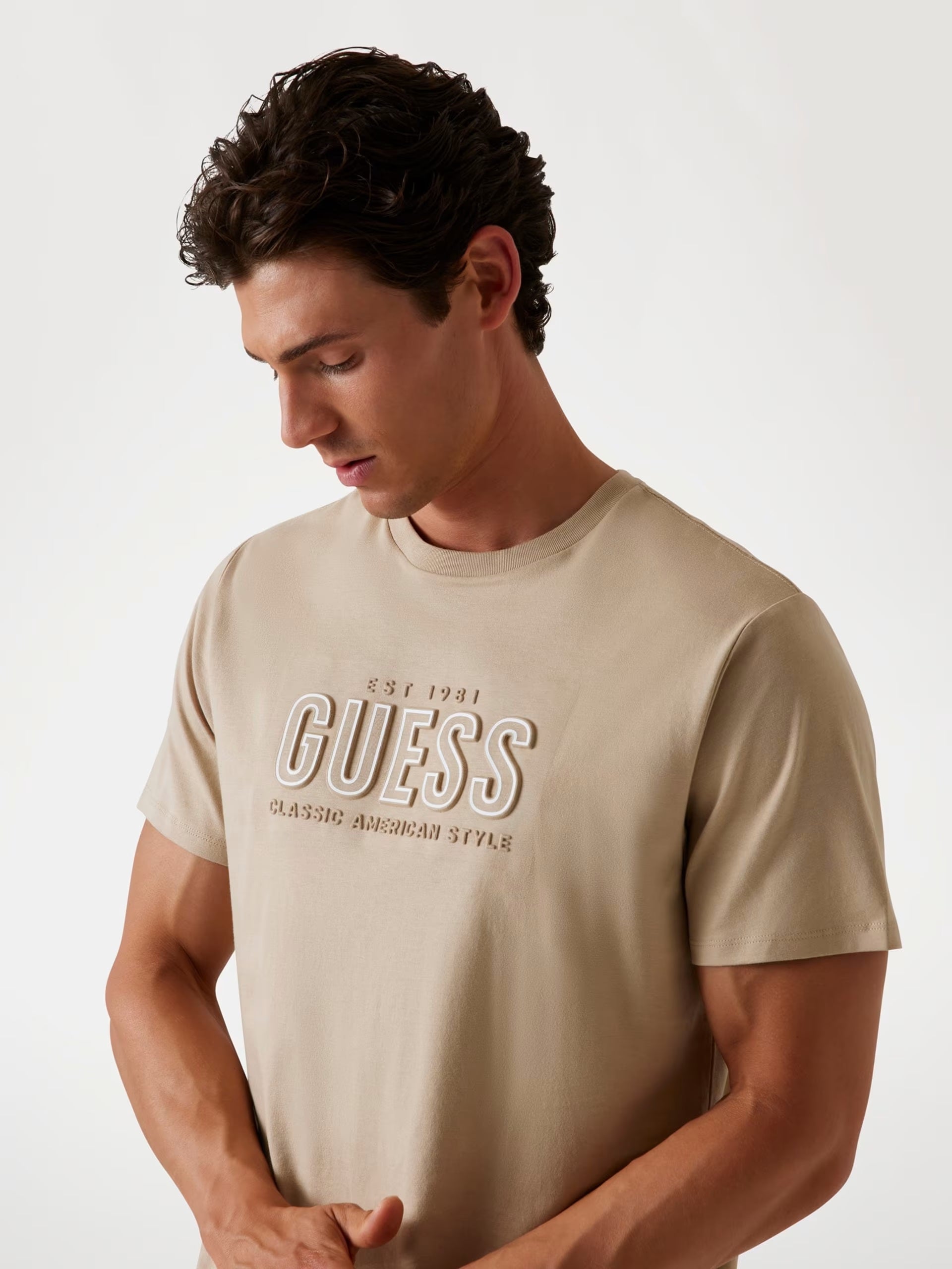T-shirt Beige con Logo Guess a Sbalzo e Vestibilità Regular 