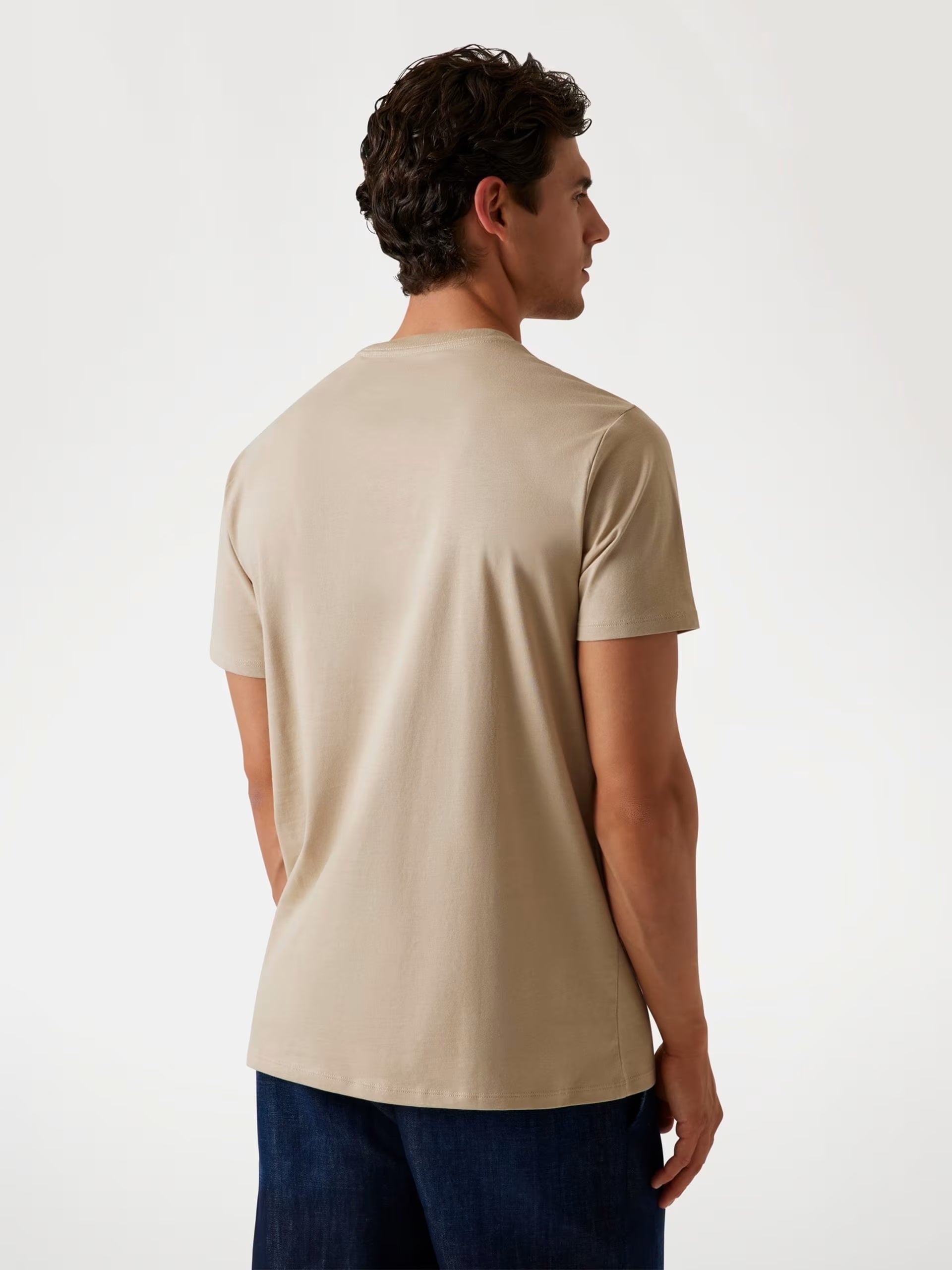 T-shirt Beige con Logo Guess a Sbalzo e Vestibilità Regular 