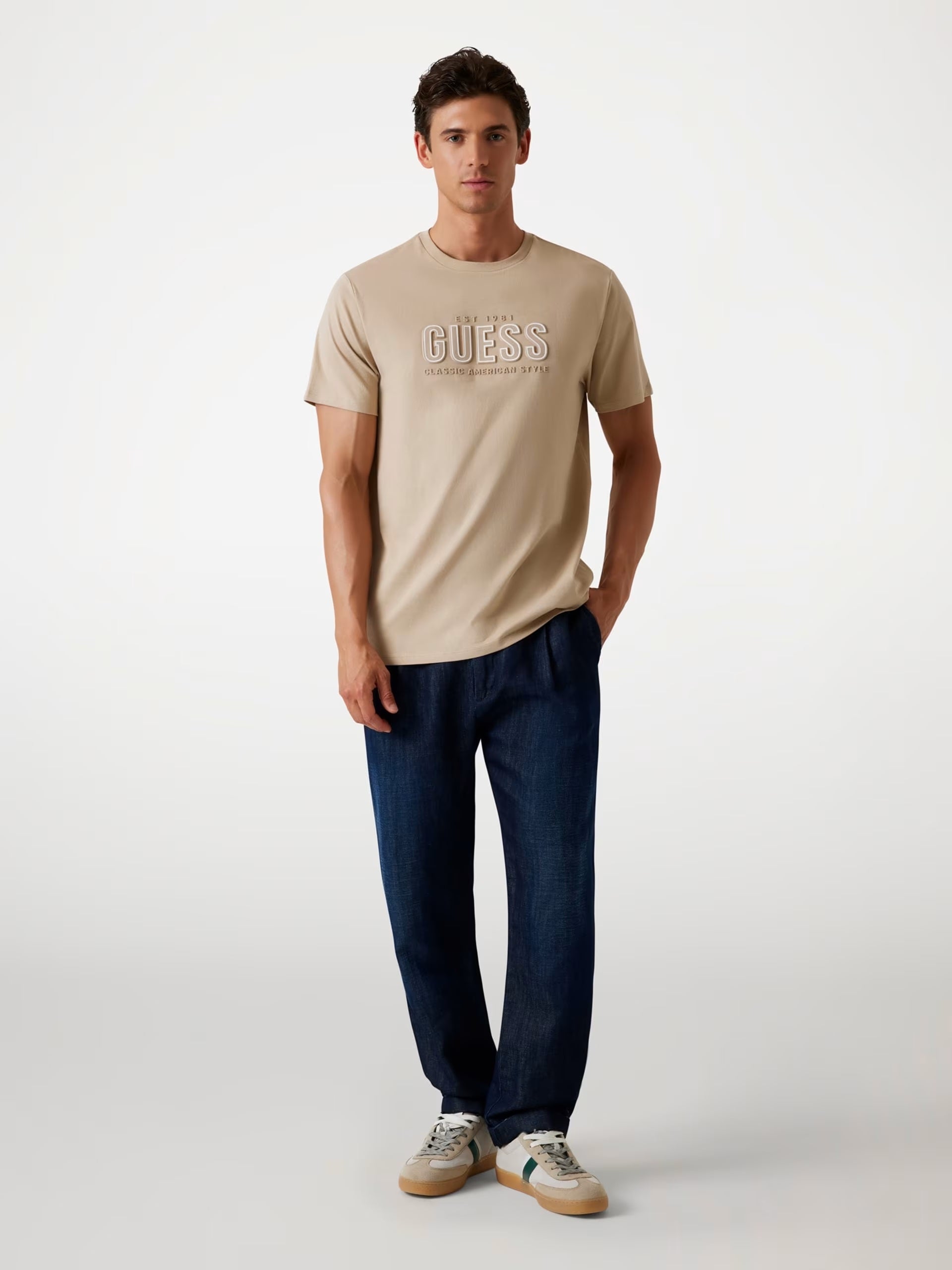 T-shirt Beige con Logo Guess a Sbalzo e Vestibilità Regular 