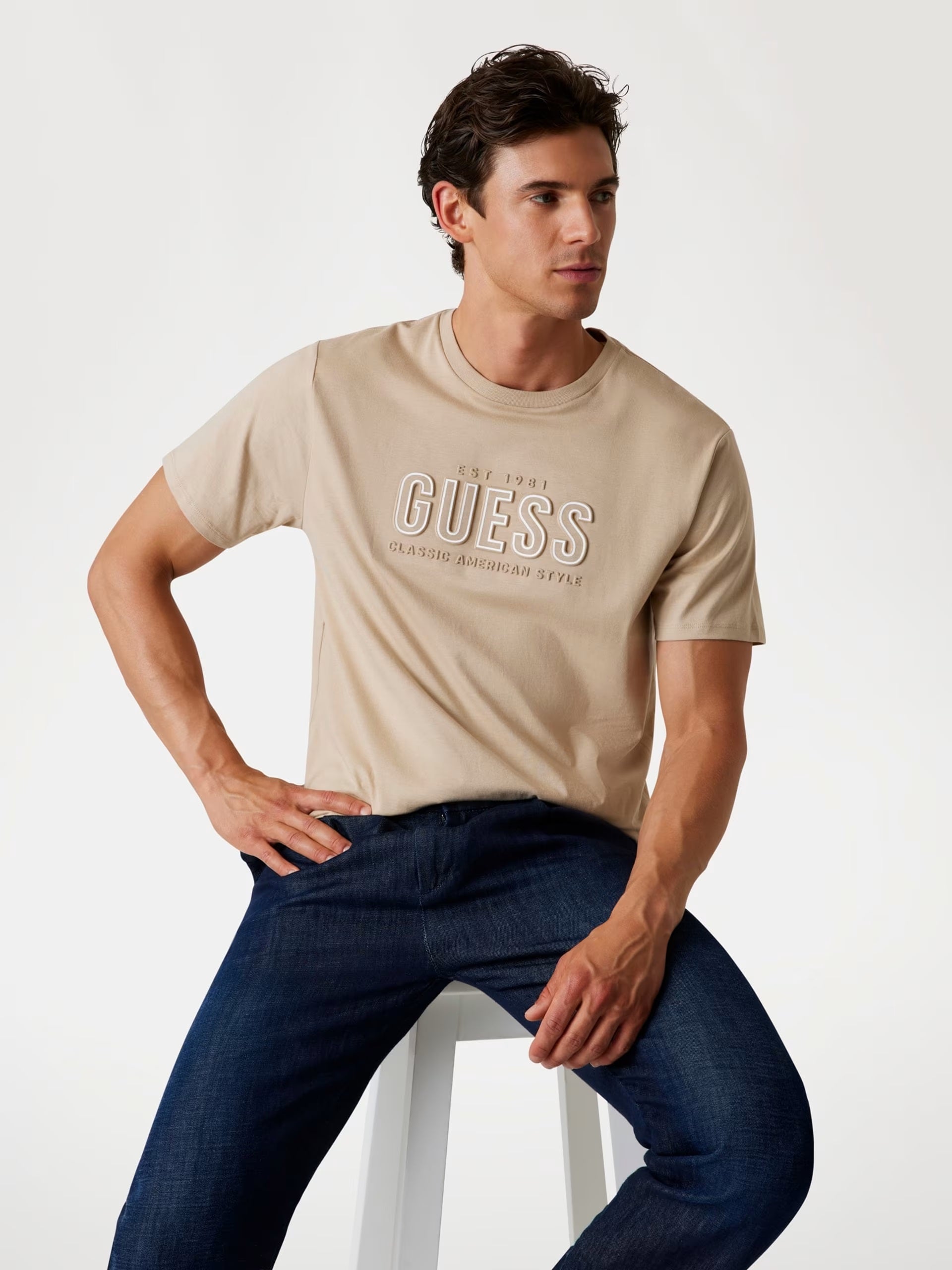 T-shirt Beige con Logo Guess a Sbalzo e Vestibilità Regular 