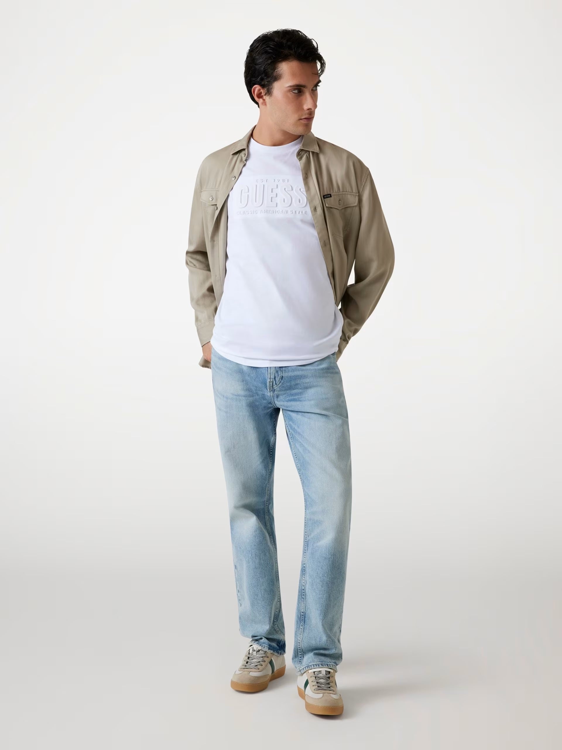 T-shirt bianco con Logo Guess a Sbalzo e Vestibilità Regular 