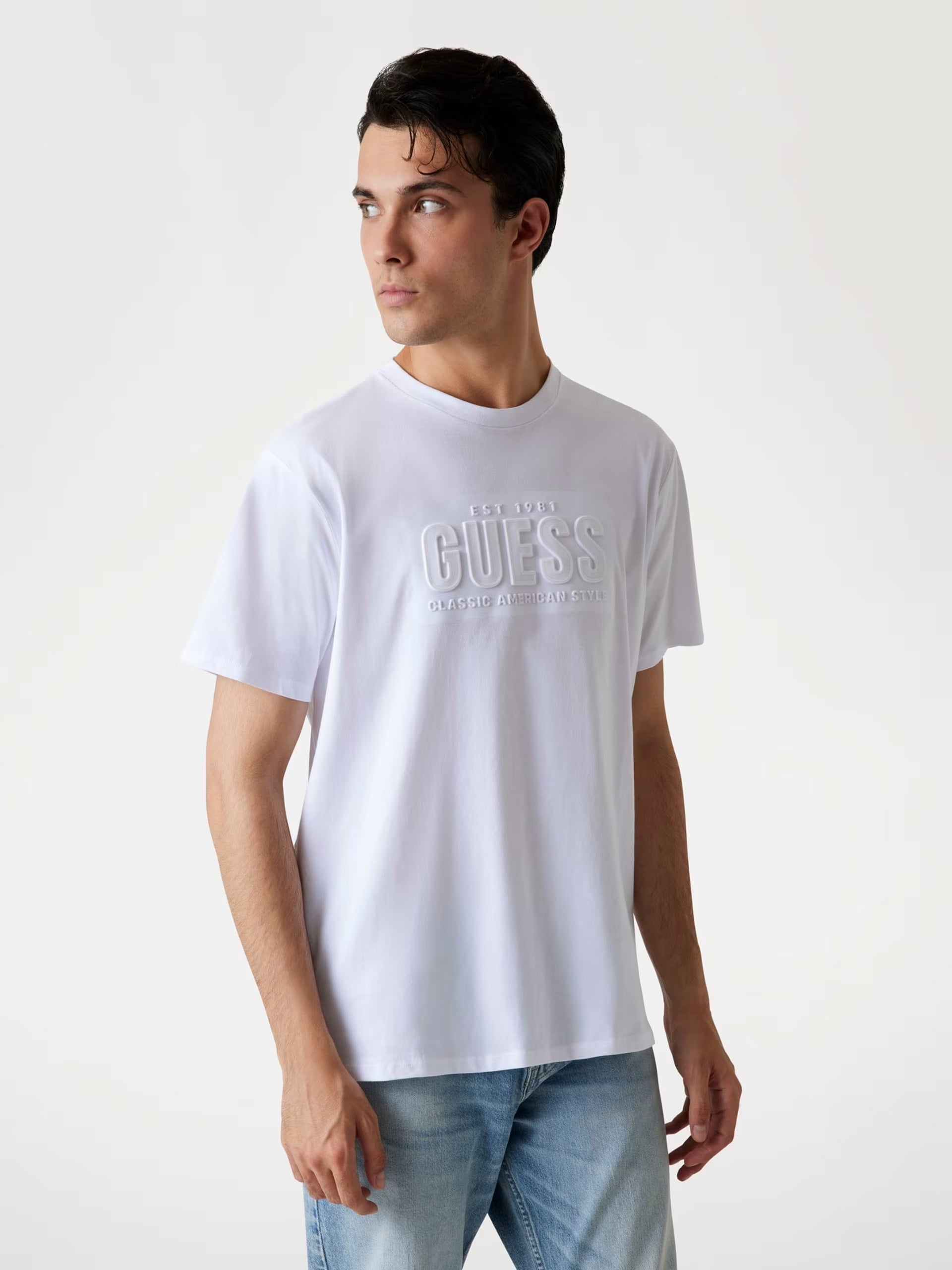 T-shirt bianco con Logo Guess a Sbalzo e Vestibilità Regular 