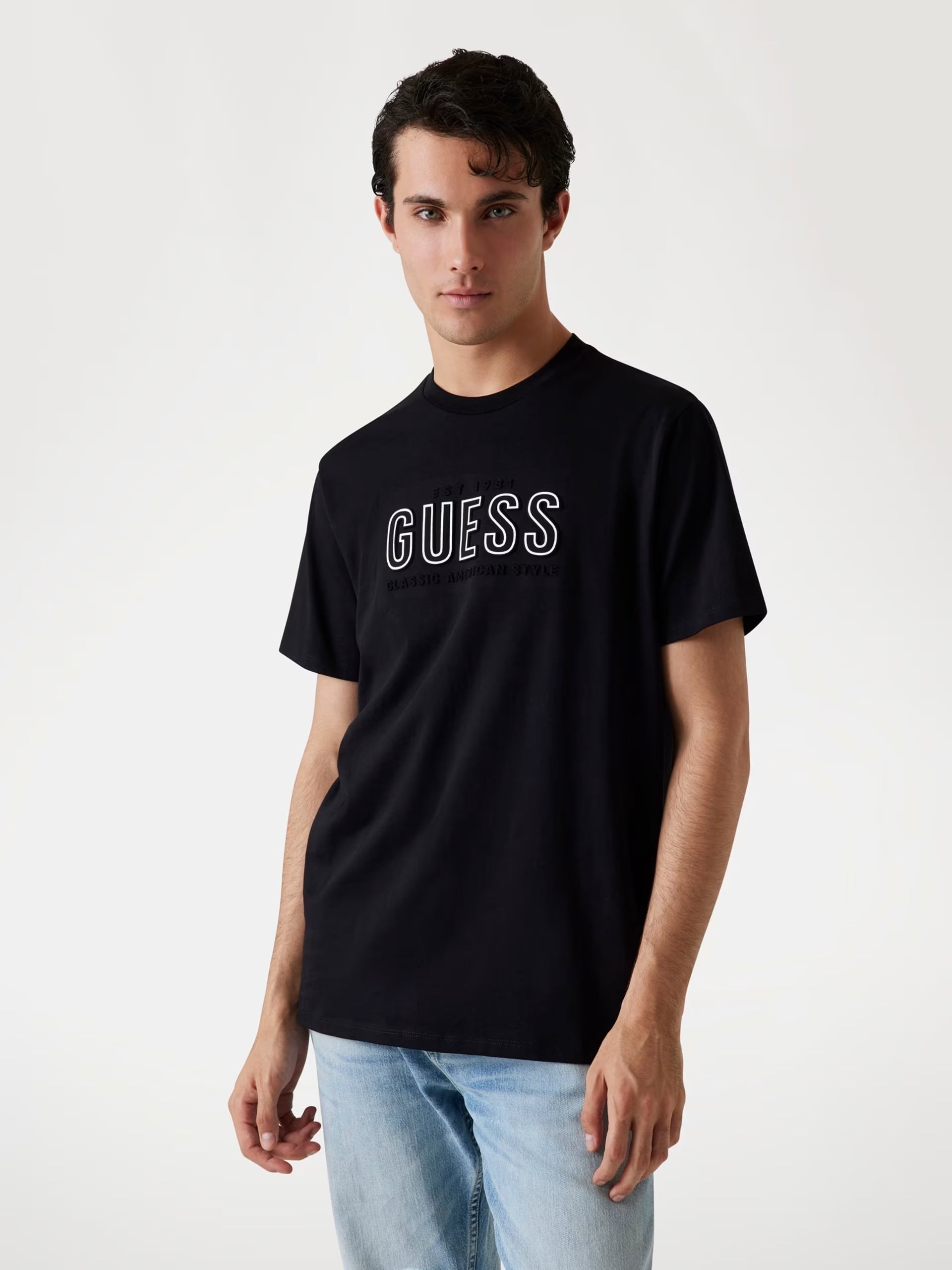 T-shirt nero con Logo Guess a Sbalzo e Vestibilità Regular 