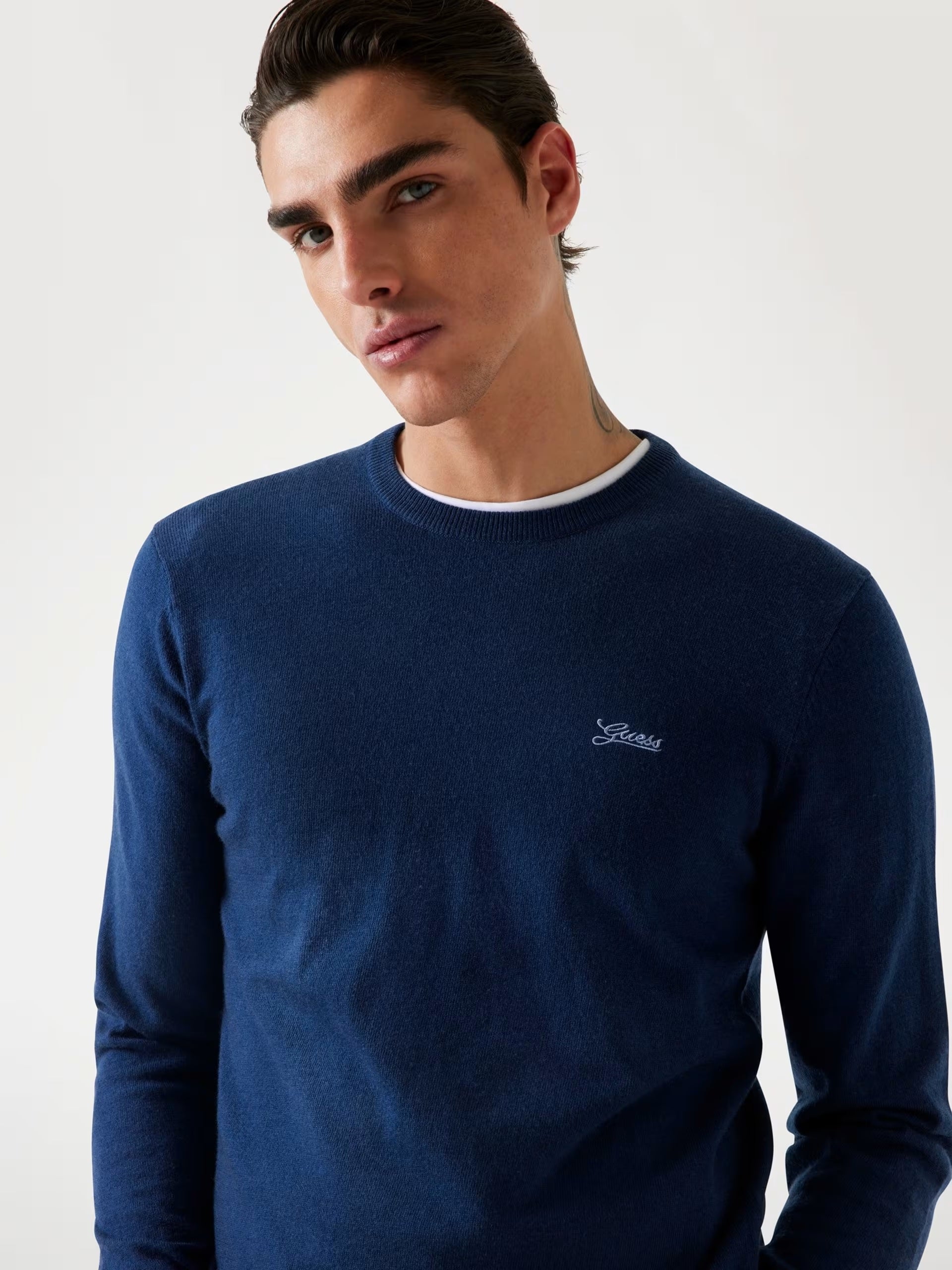 Maglione Blu "Daniel" in Seta-Lana con Girocollo e Logo Guess bianco 