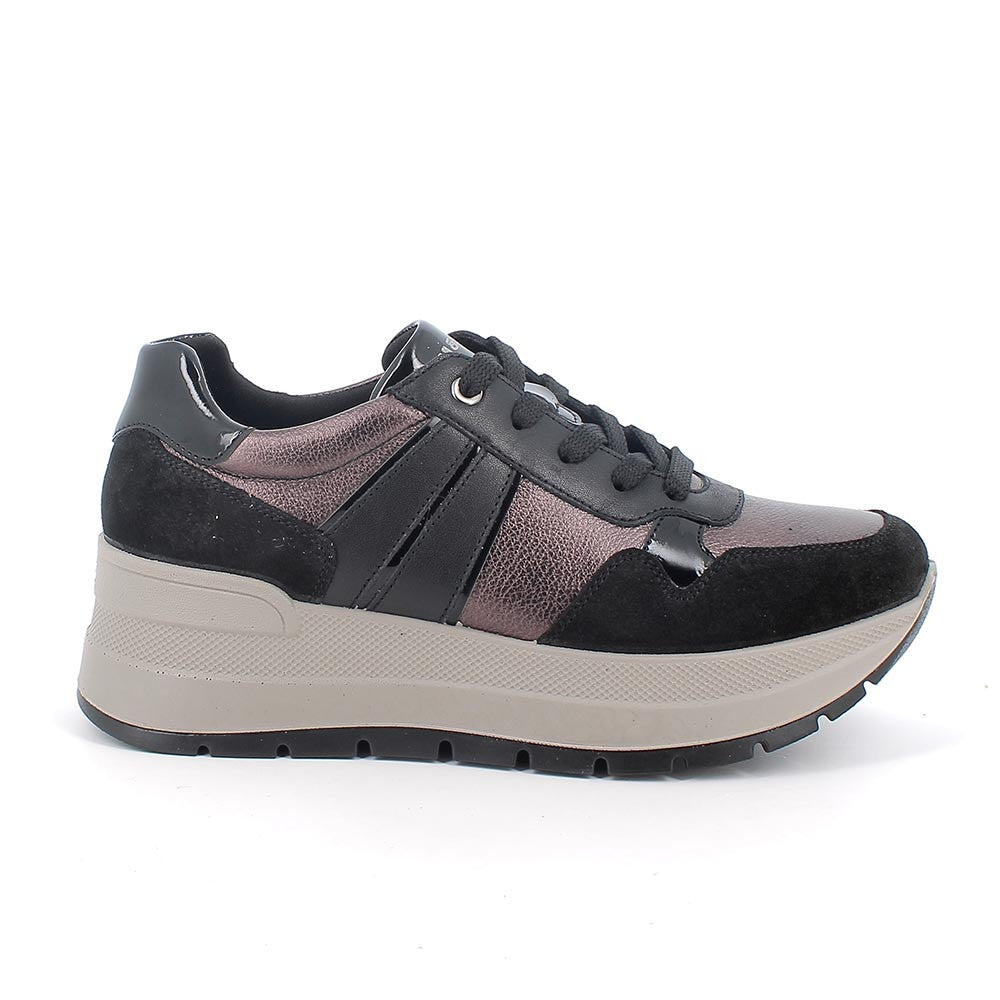 Sneakers con zeppa chunky marrone e nero in pelle con lacci 