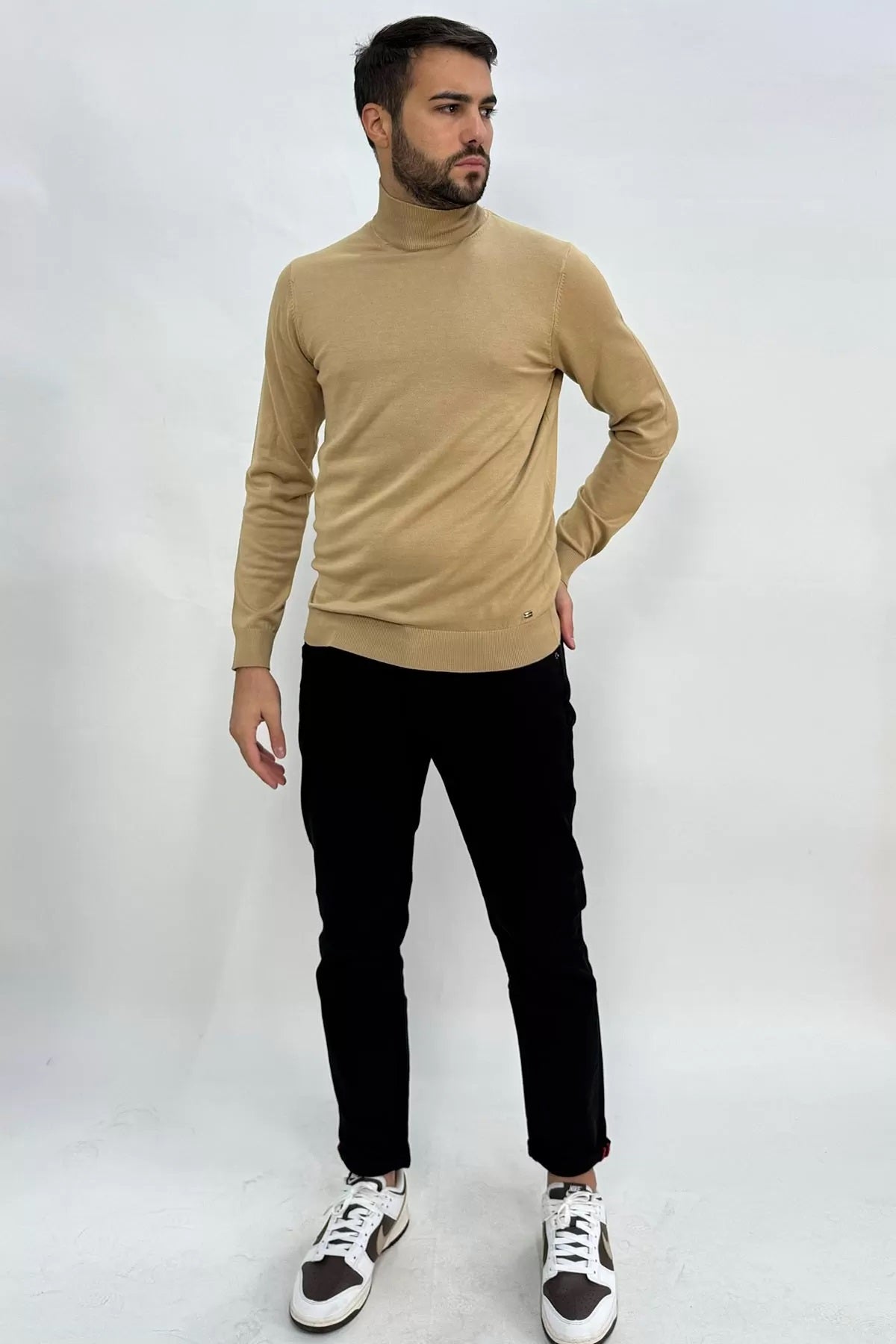 Lupetto da uomo color cammello con polsini ed elastico sul fondo 