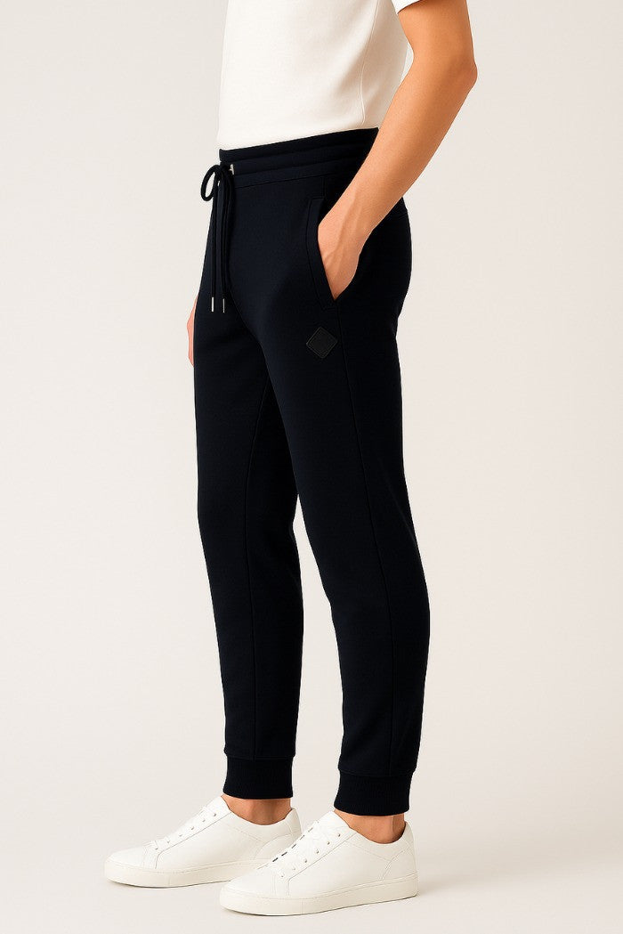 Pantaloni tuta da uomo blu con patch gommata e fondo elasticizzato 
