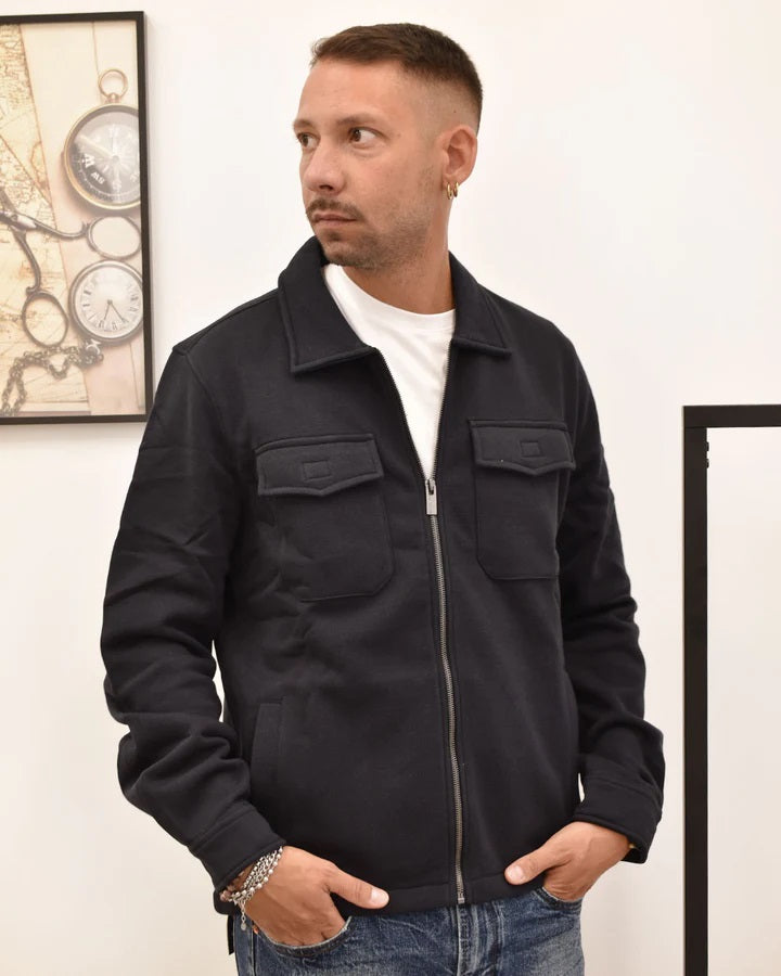 Overshirt da uomo nera in felpa con zip argento e tasche sul petto 