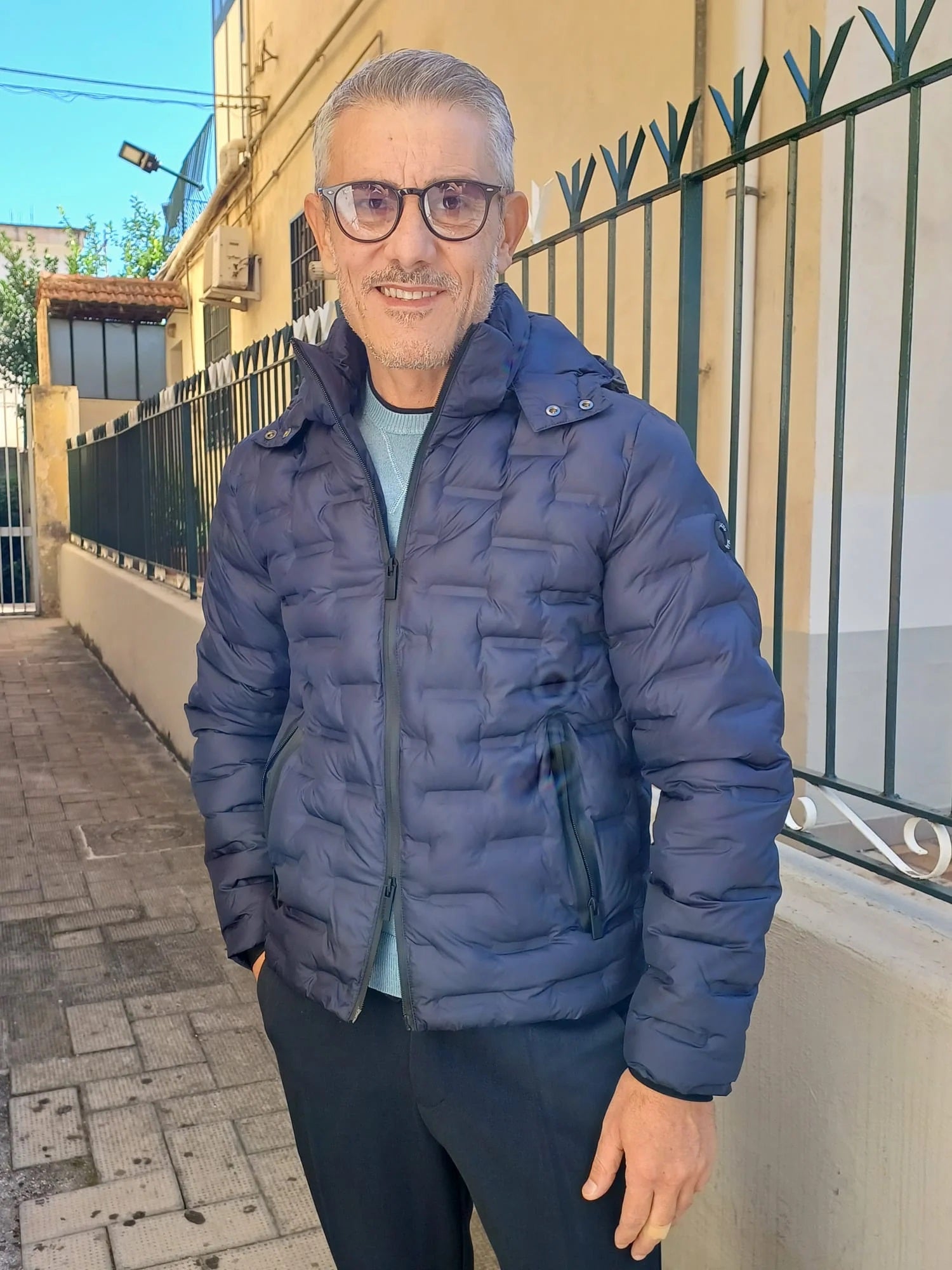 Giubbotto da uomo blu con cappuccio in microfibra termica 