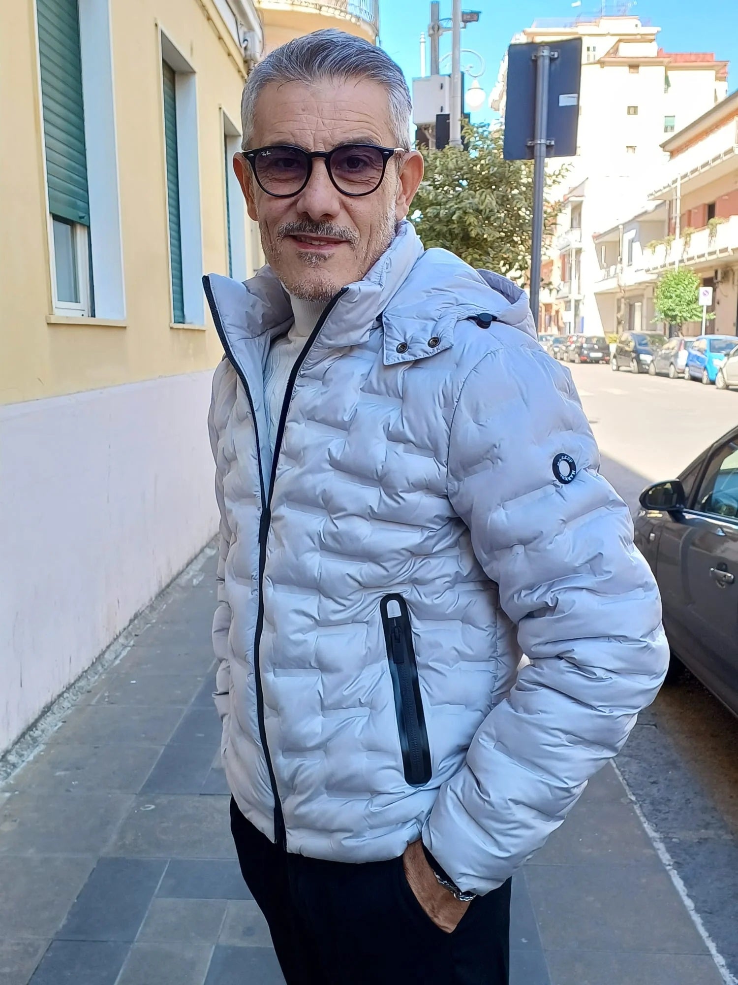 Giubbotto da uomo grigio con cappuccio in microfibra termica 