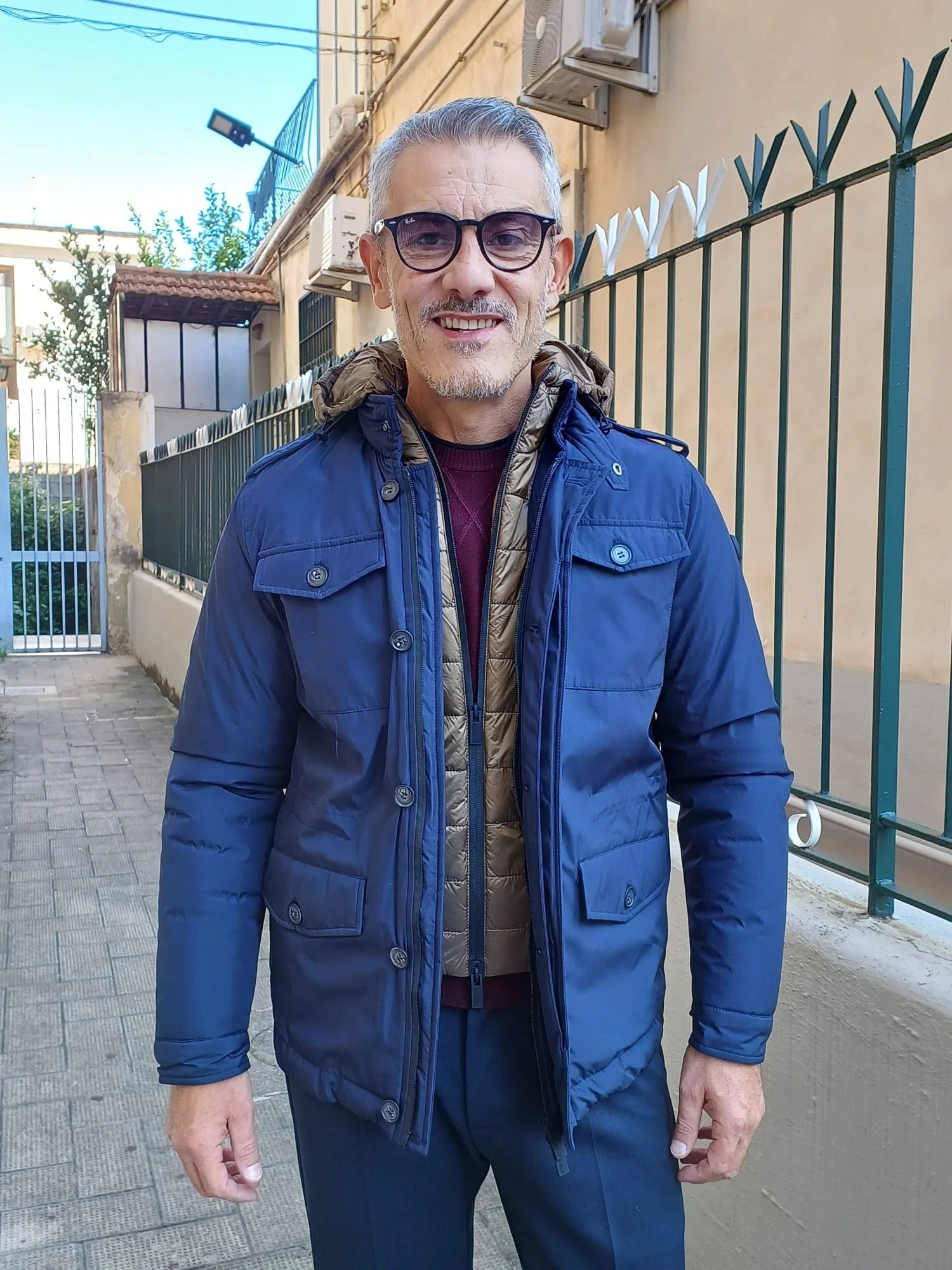 Field Jacket blu in microfibra con pettorina interna e cappuccio 
