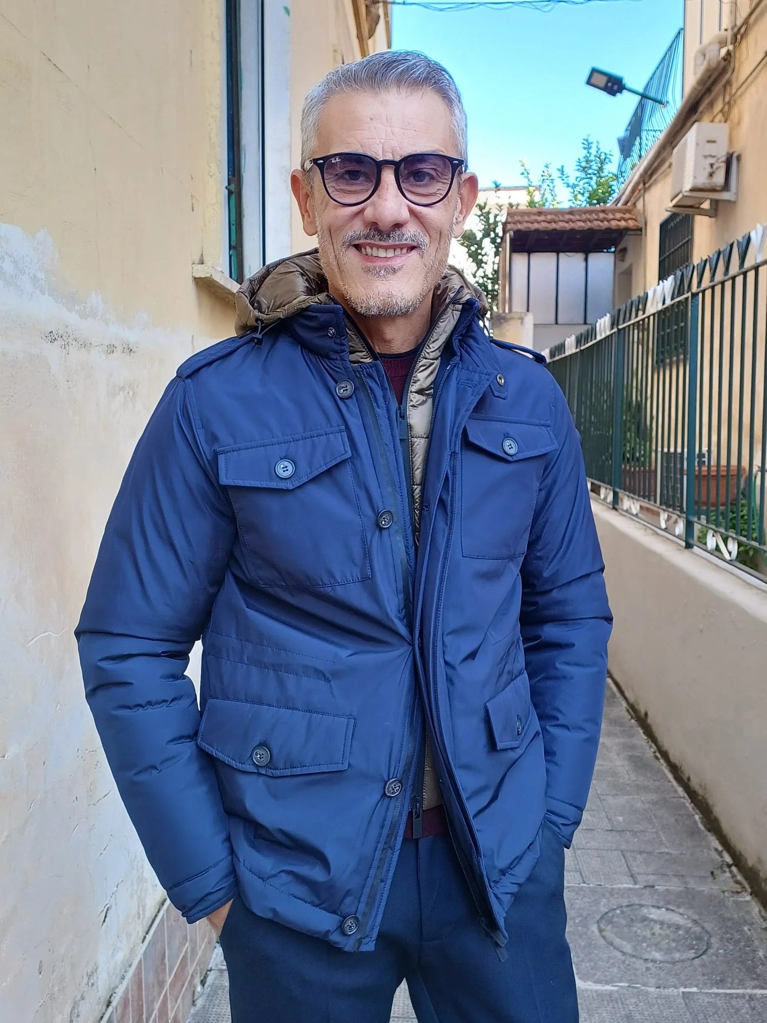 Field Jacket blu in microfibra con pettorina interna e cappuccio 