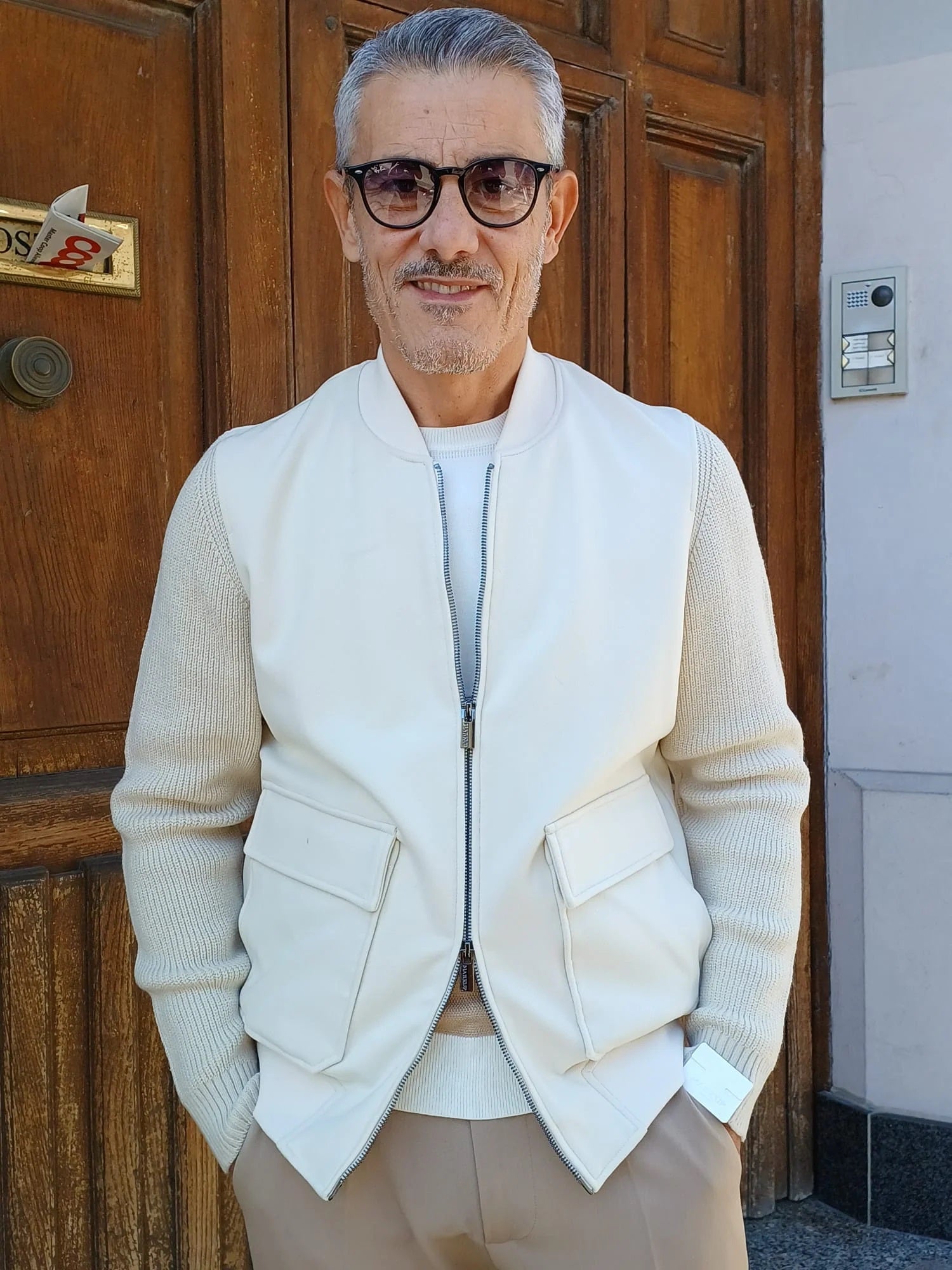 Overshirt uomo color latte in tessuto diagonale con maniche in maglia 