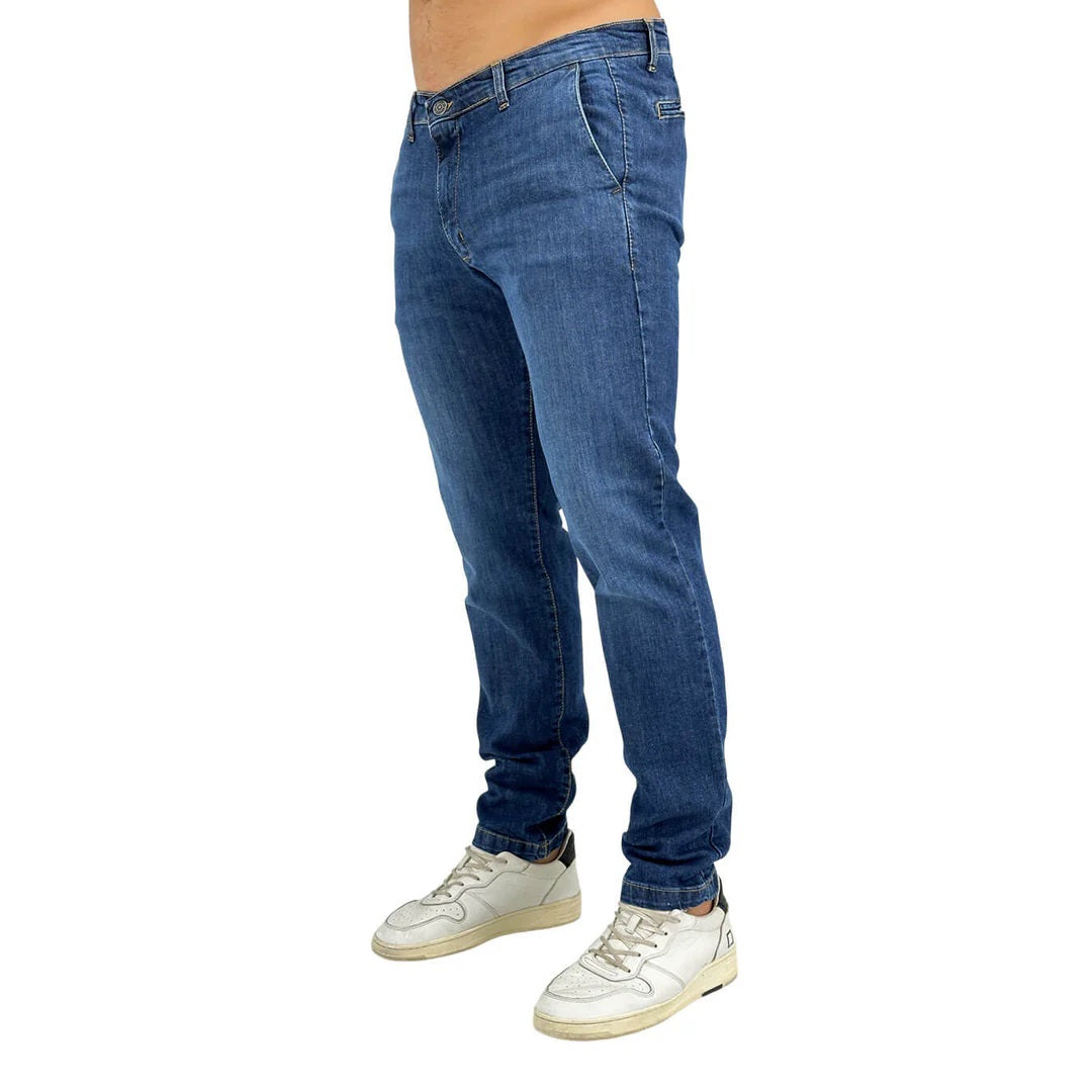 Jeans blu medio con tasche America e vestibilità regolare 