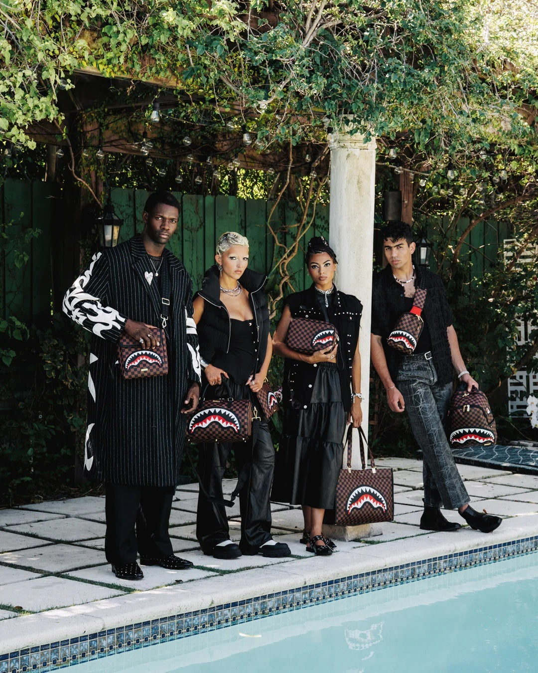Clutch "Sawtooth Sharks in Paris" Marrone con Tracolla Removibile 