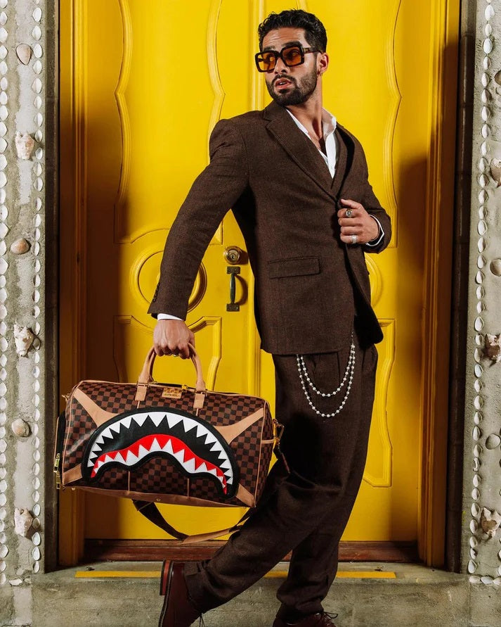 Borsone "Hennyville Duffle" Marrone Check con Grafica Shark 