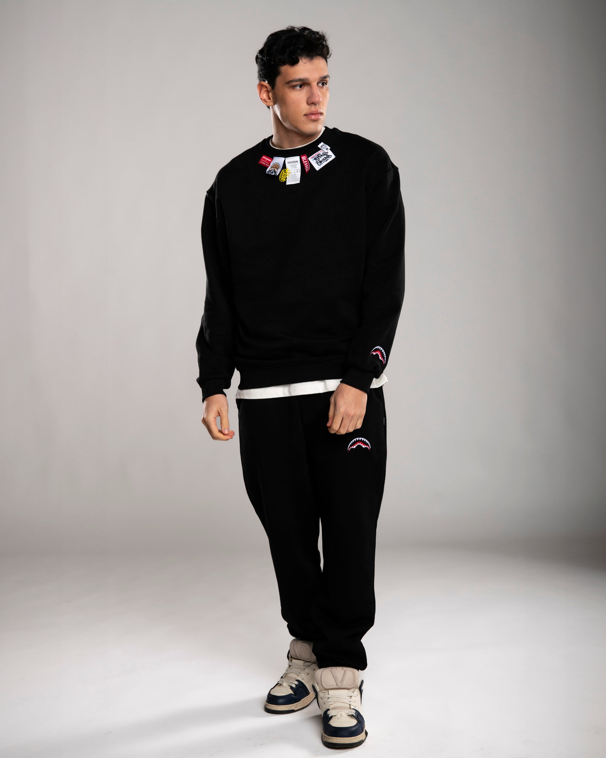 Felpa "Label Crewneck" Nera con Patch Multietichetta 