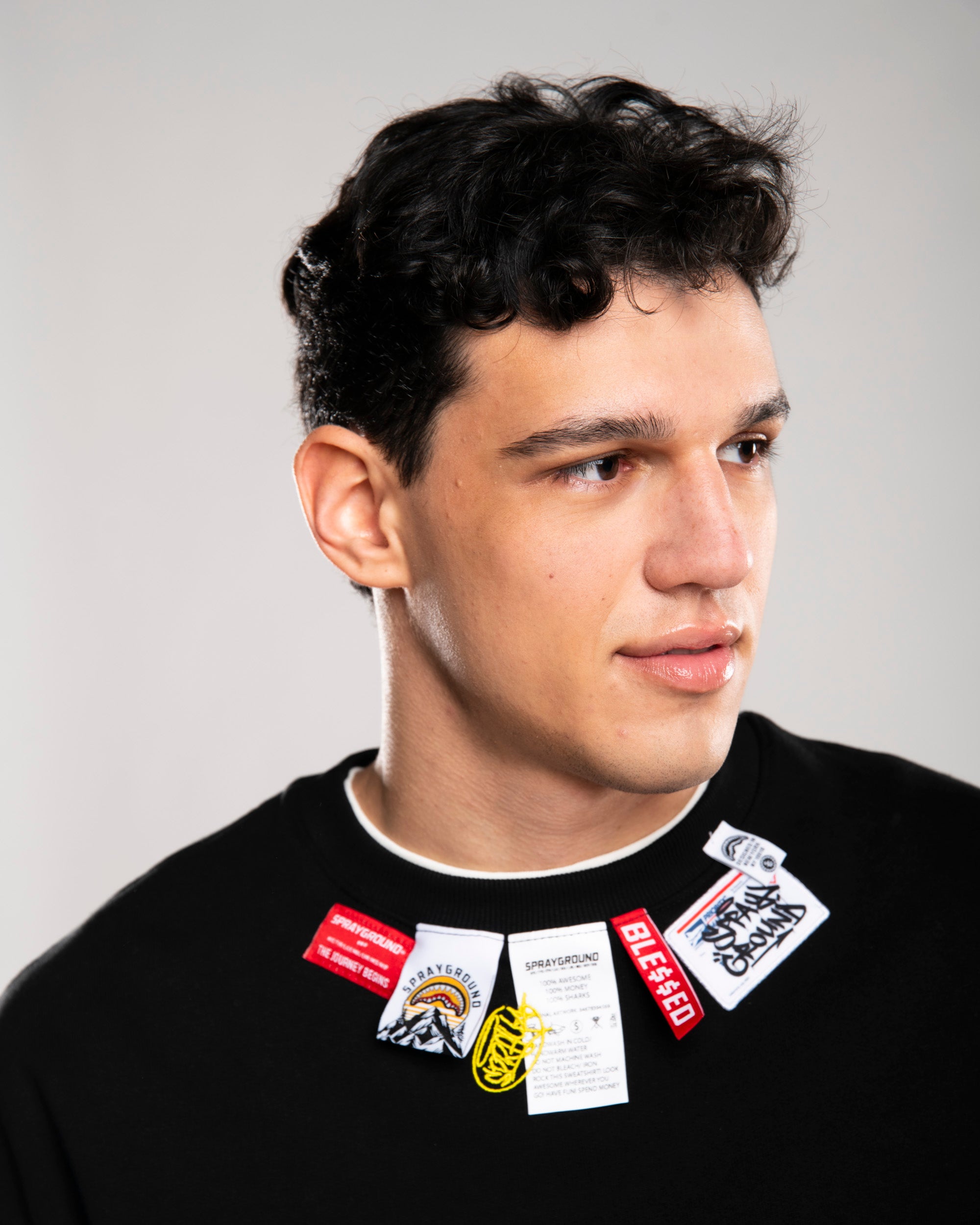 Felpa "Label Crewneck" Nera con Patch Multietichetta 