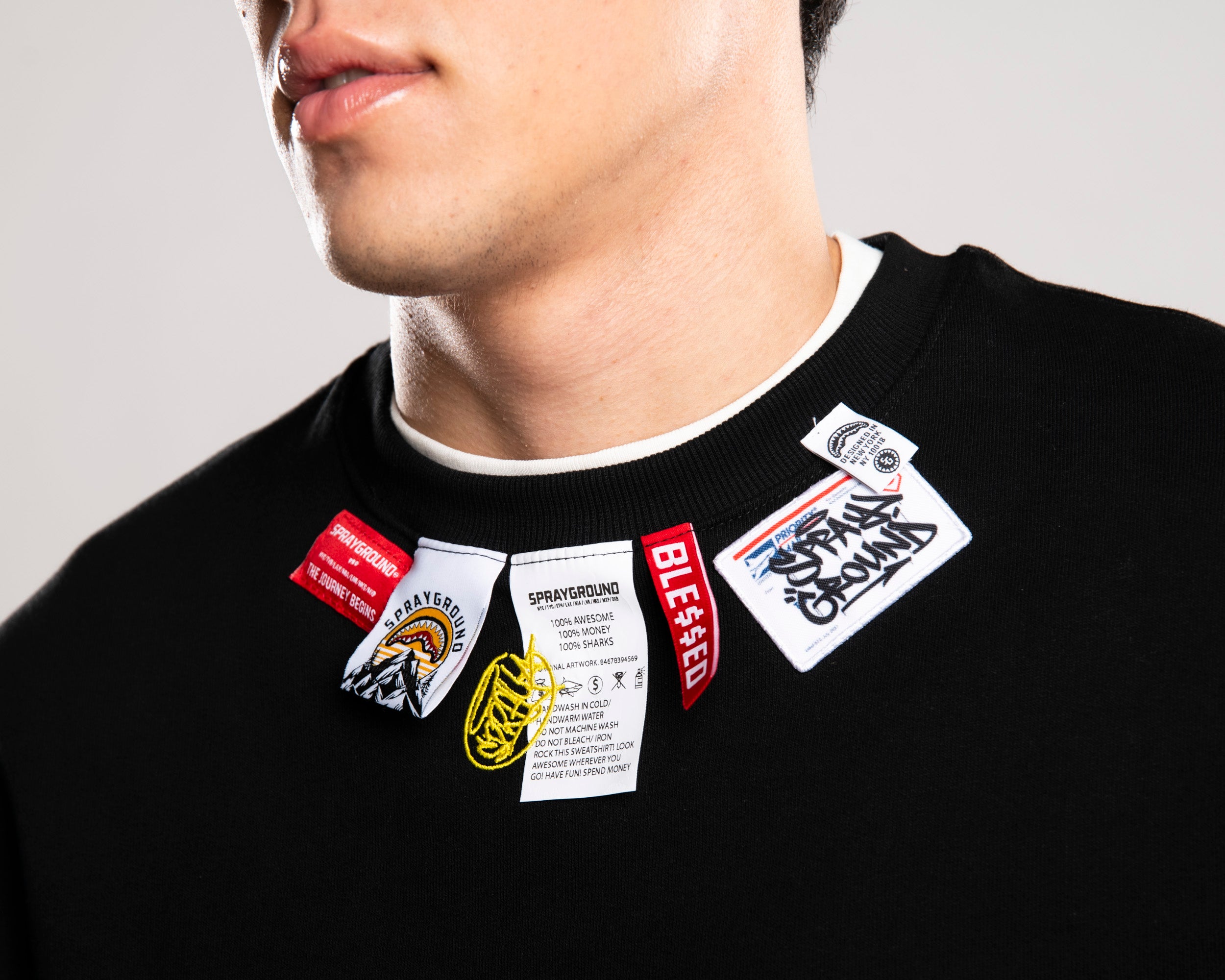 Felpa "Label Crewneck" Nera con Patch Multietichetta 
