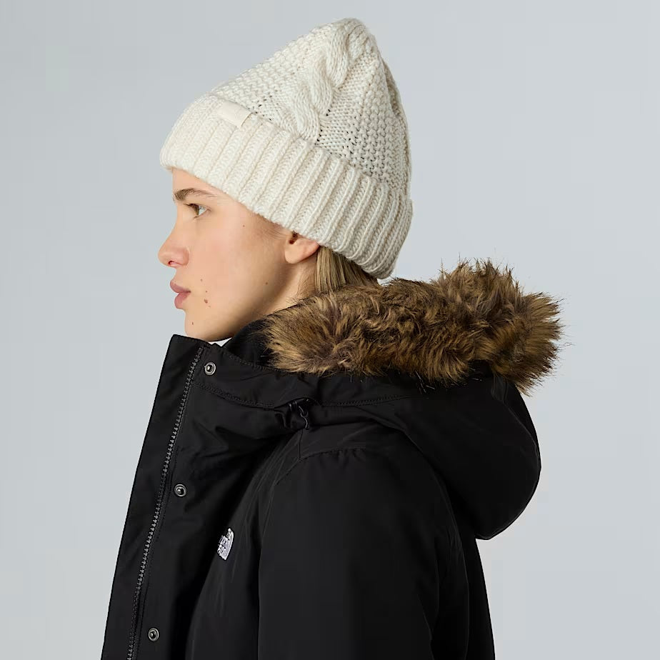 Cappello "Oh-Mega" bianco in maglia riciclata con lavorazione a trecce 