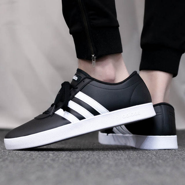 Sneakers Bambino Adidas Nere con Iconiche 3 Strisce Bianche 