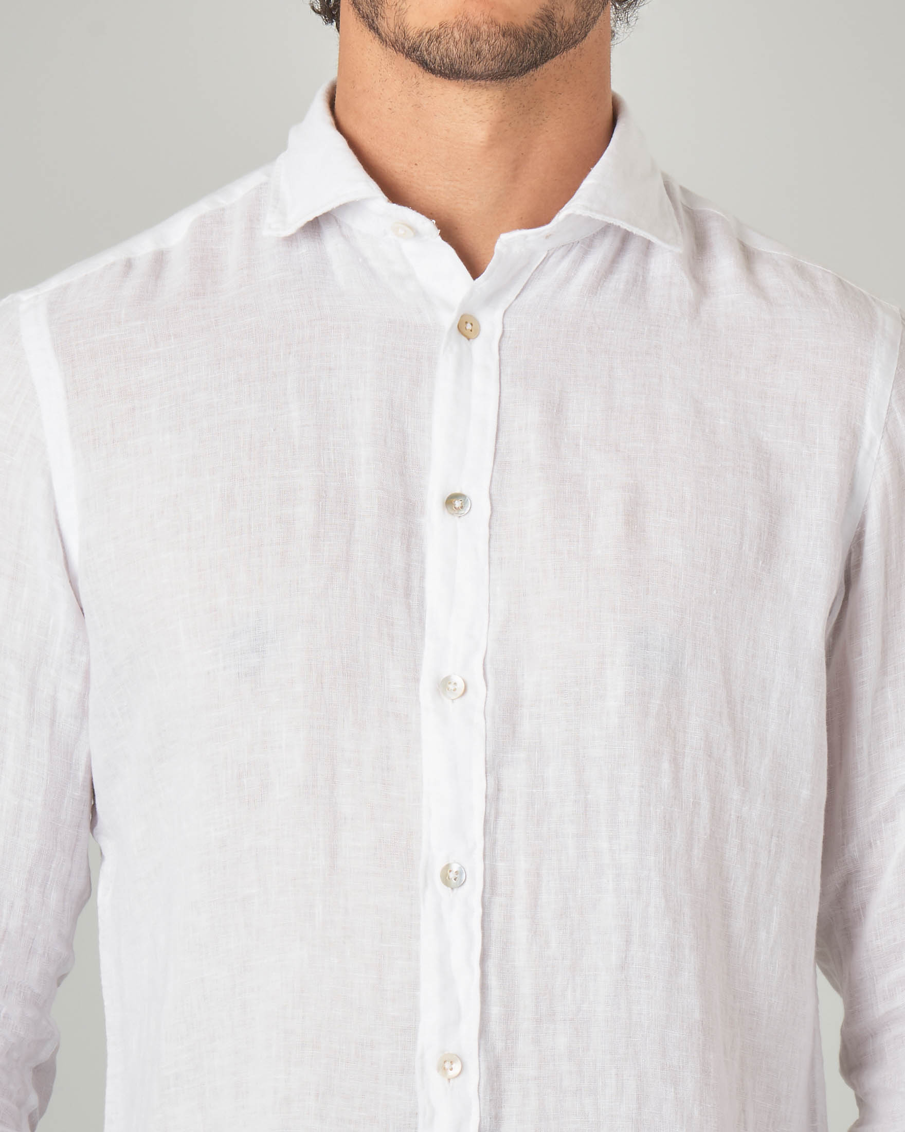 Camicia bianca in lino con collo alla francese 