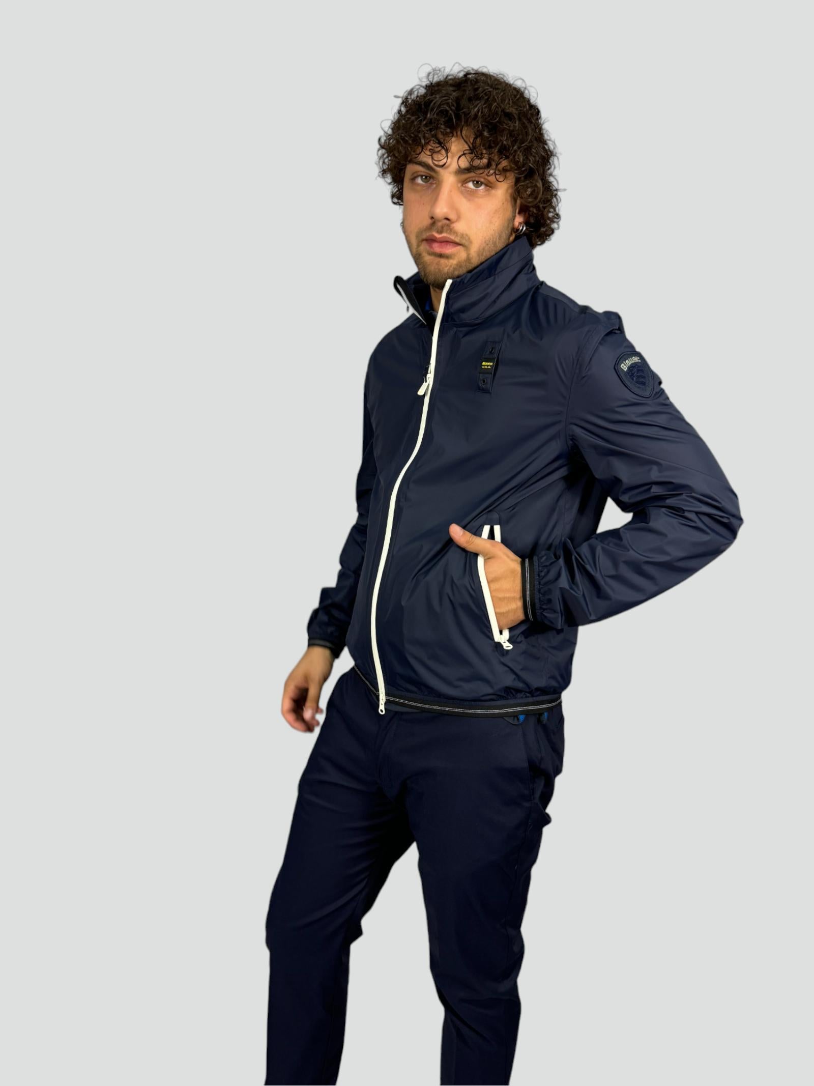 Giubbino Blu Antivento e Antipioggia con Zip Bianca 