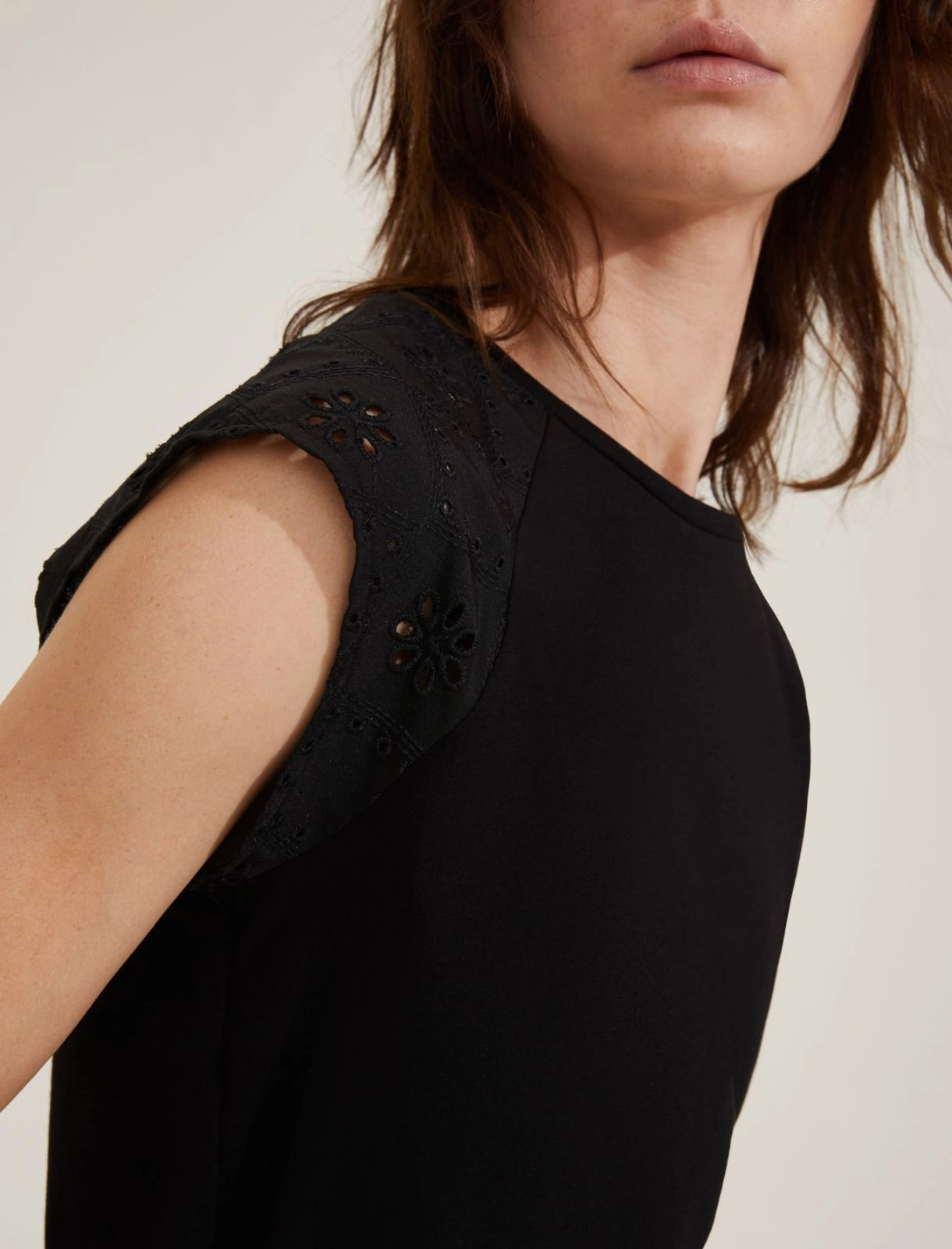 T-shirt nera "Ivana" in Cotone con Maniche Raglan in Sangallo 