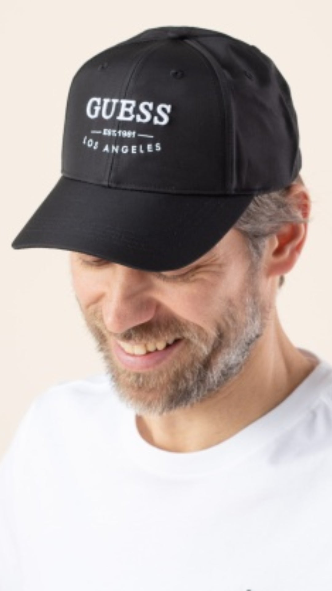 Cappellino Nero "Strave 4G" con Logo Guess Ricamato bianco 