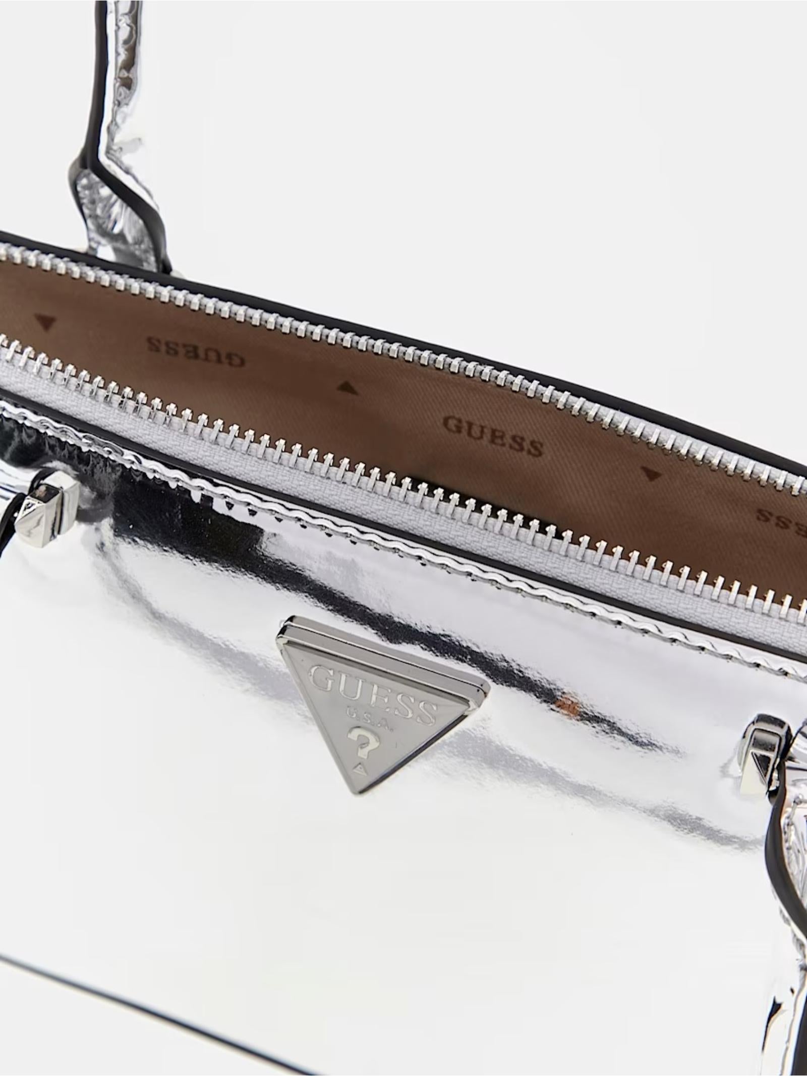 Borsa a spalla "Arnela" argento effetto specchio con logo in metallo 